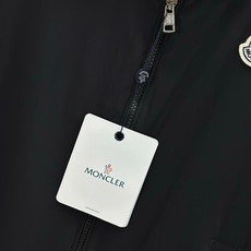 Moncler蒙口2026 秋冬休闲夹克爆款外套 超前卫设计风格 细腻舒适 穿着非常轻便不易起皱。多重重工艺 整体的设 Moncler蒙口2026 秋冬休闲夹克爆款外套 超前卫设计风格 细腻舒适 穿着非常轻便不易起皱。多重重工艺 整体的设