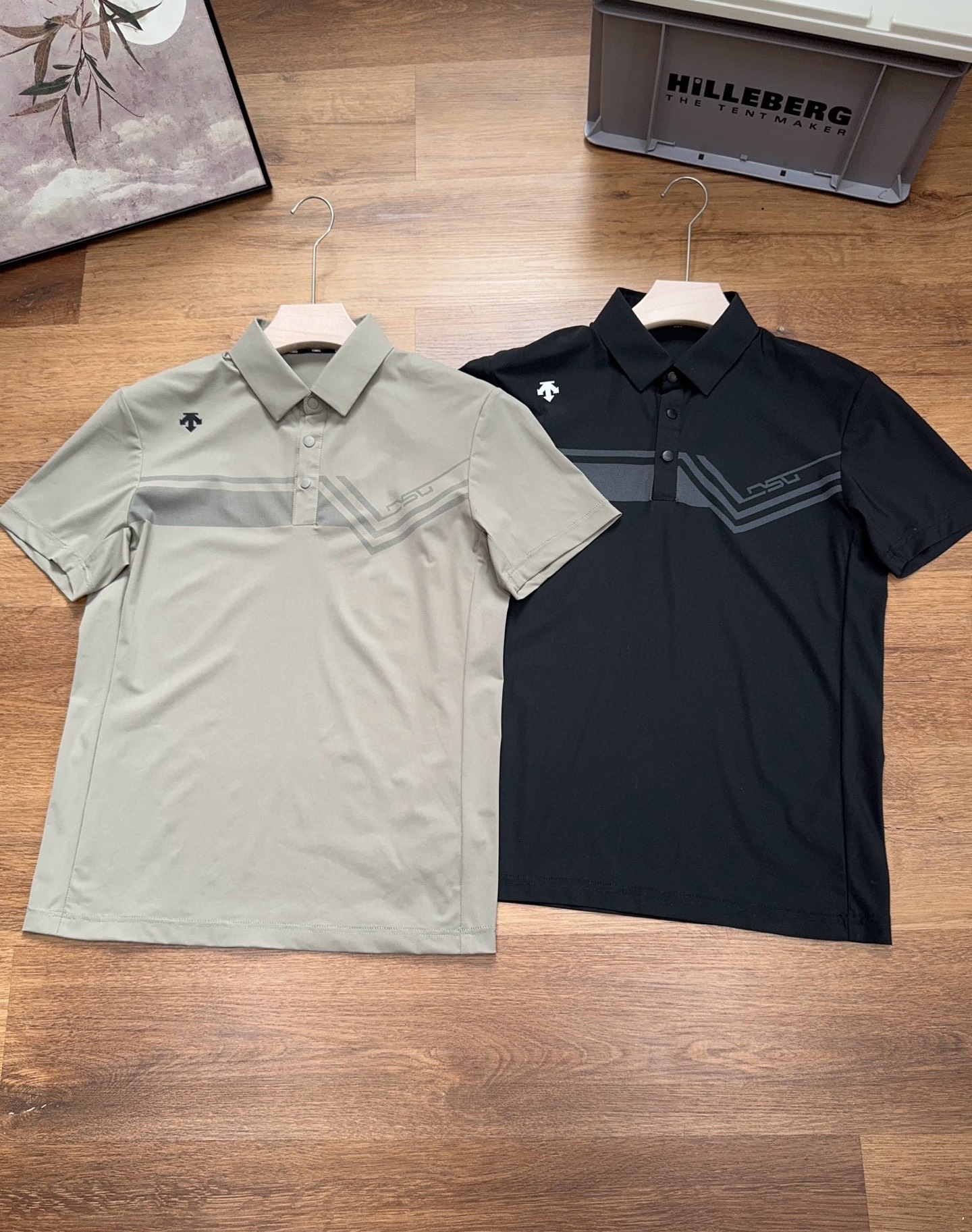 💰120#
迪桑特专柜款透气排汗男士运动户外短袖POLO衫
柜子复刻版,大到衣服面料,小到衣服纽扣,都是柜子款复刻开模定制而成!
进口精梳珠地棉面料亲肤舒爽,不粘身不黏腻!排汗吸湿!
这款迪家的POLO衫,遵循并致敬精典!采用了小翻领+门襟排扣的设计,隽永又儒雅,运动且商务!
胸前条纹+波浪印花设计增加了立体感 使得衣服看起来更加高端
后肩拼接和字母印花的设计也更具运动性的元素
整体既有严谨的精英范,又有利落阳光的运动感,彰显品牌魅力 !
衣服印花是裁片整体胶印,并不是成衣二次加工,其具有十分优越的色牢度、耐皂洗、耐光汗复合和耐摩擦,长久穿着与洗涤仍能维持饱满的色泽度!
日常休闲运动都是不错的选择
颜色:黑色 绿色
尺码:M一3XL
M衣长69 胸围102 肩宽43 袖长21
L衣长71 胸围106 肩宽44.5袖长21
XL衣长73 胸围110 肩宽46袖长22
2XL衣长75 胸围114 肩宽47.5袖长22
3XL衣长77 胸围118 肩宽49 袖长23