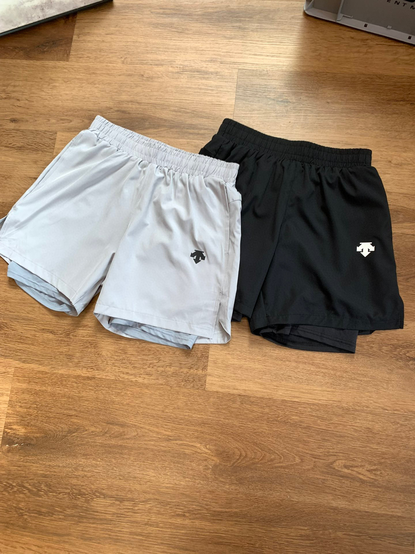 # DESCENTE/迪桑特夏季新品情侣款速干假两件短裤. 跑步健身速干运动短裤 松紧腰头搭配抽绳,穿脱自如!防走光假两件设计,款式新颖,设计独特,休闲运动轻松驾驭! 男生女生都可以轻松搭配! 上身效果相当好看 跑步健身不束缚 吸湿速干梭织面料,不起球不掉色,抗造耐磨,内里采用透气网孔材质,透气舒适,贴身穿柔软舒适 轻盈舒适透气,跑步运动,健身打球都是必不可少的! 夏季吸汗不粘人,大弹性松紧 爱运动的老铁门,千万别错过哦 颜色:黑色,灰色