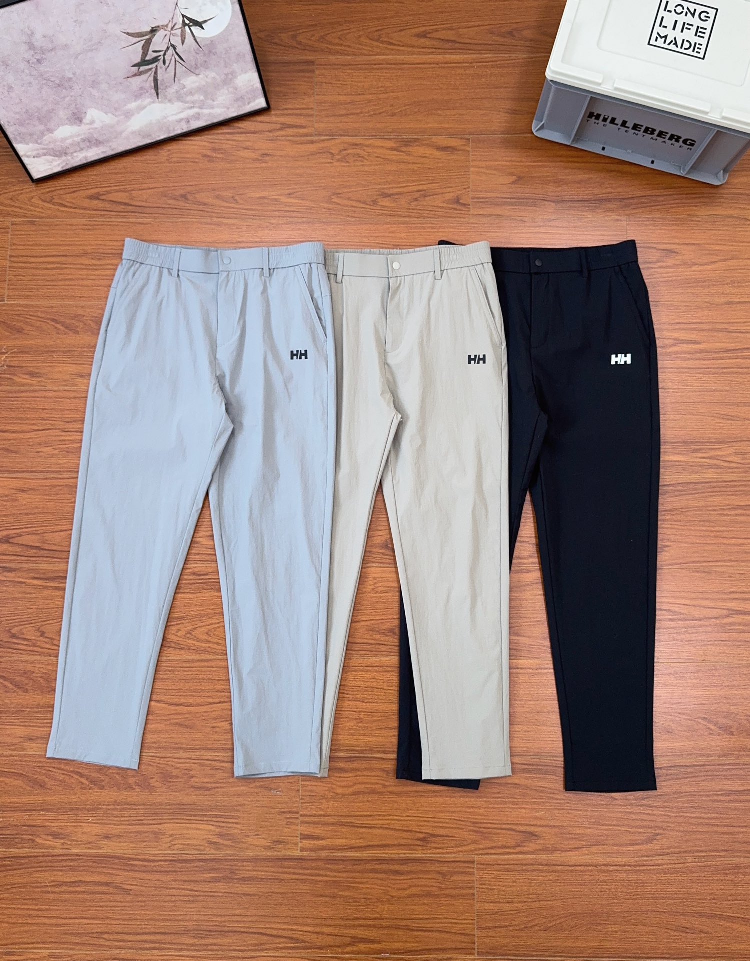 ## 2025hh海丽汉森经典硅胶小标logo款 采用锦氨细格纹理面料并带有凉感、防晒,防蚊,适用于户外/办公/通勤运动徒步登山男款休闲裤 质感非常好 不沾灰!两侧实用口袋+立体裁剪.前处有简约品牌标识得立体硅胶标!美观,时尚,低调.做工走线整齐密集,包边套结,牢实耐穿!上身显瘦 时尚帅气,裤子有弹力,层次分明,细节完美,简约的纯色基调,搭配任何衣服游刃有余!休闲运动通勤款! 颜色:黑色 卡其 灰色