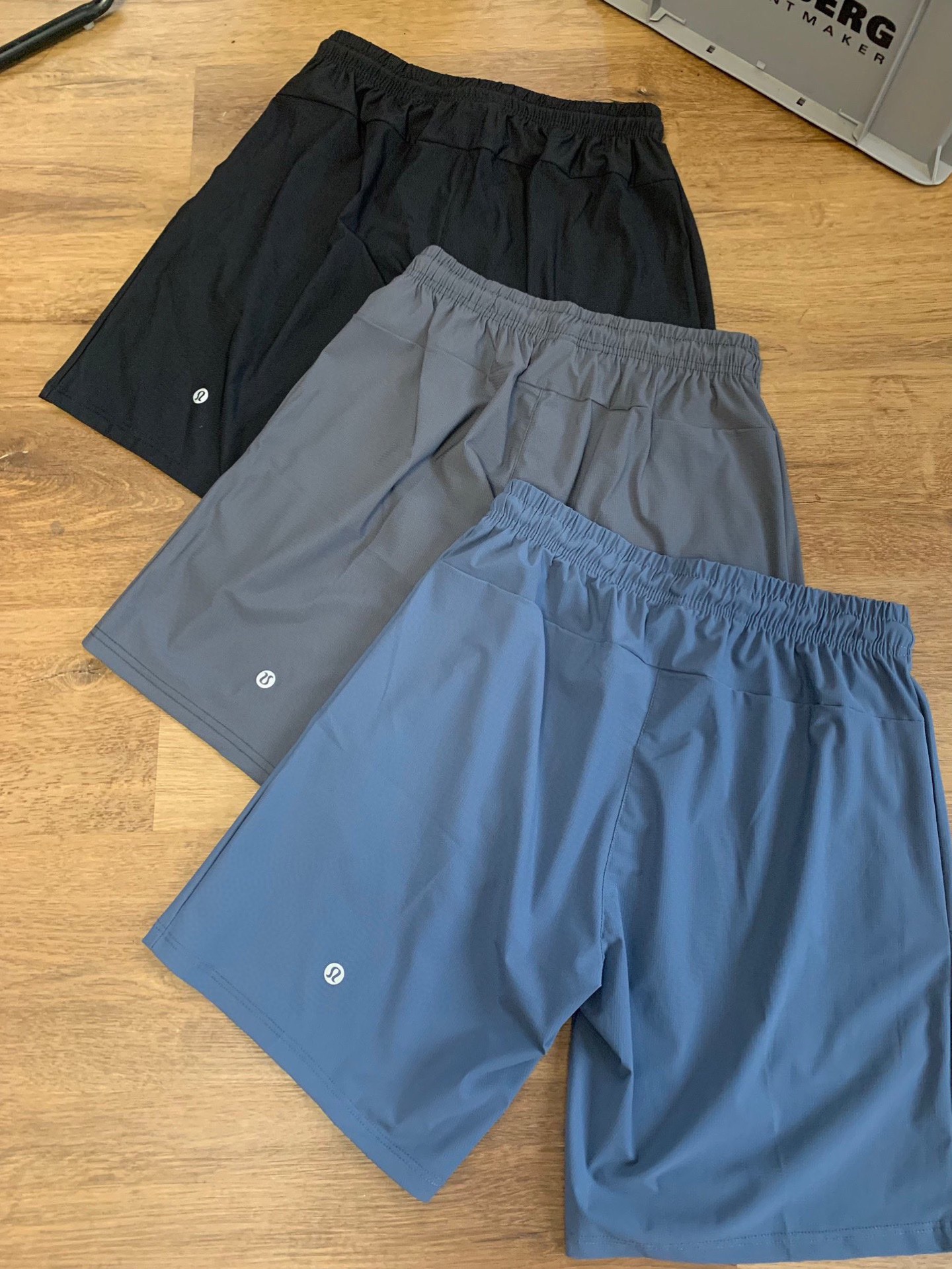 💰90
lululemon/露露乐檬 夏季新款运动休闲速干短裤,男子拉链裤袋运动五分短裤,亲肤 透气 舒适 弹力抽绳裤腰。两边侧袋拉链设计、清爽速干!户外 运动 跑步 健身 随意驾驭
成分: 锦纶77% 氨纶23%
颜色: 黑色 深灰 雾霾蓝
尺码: M L XL XXL 3XL(图九尺码表)