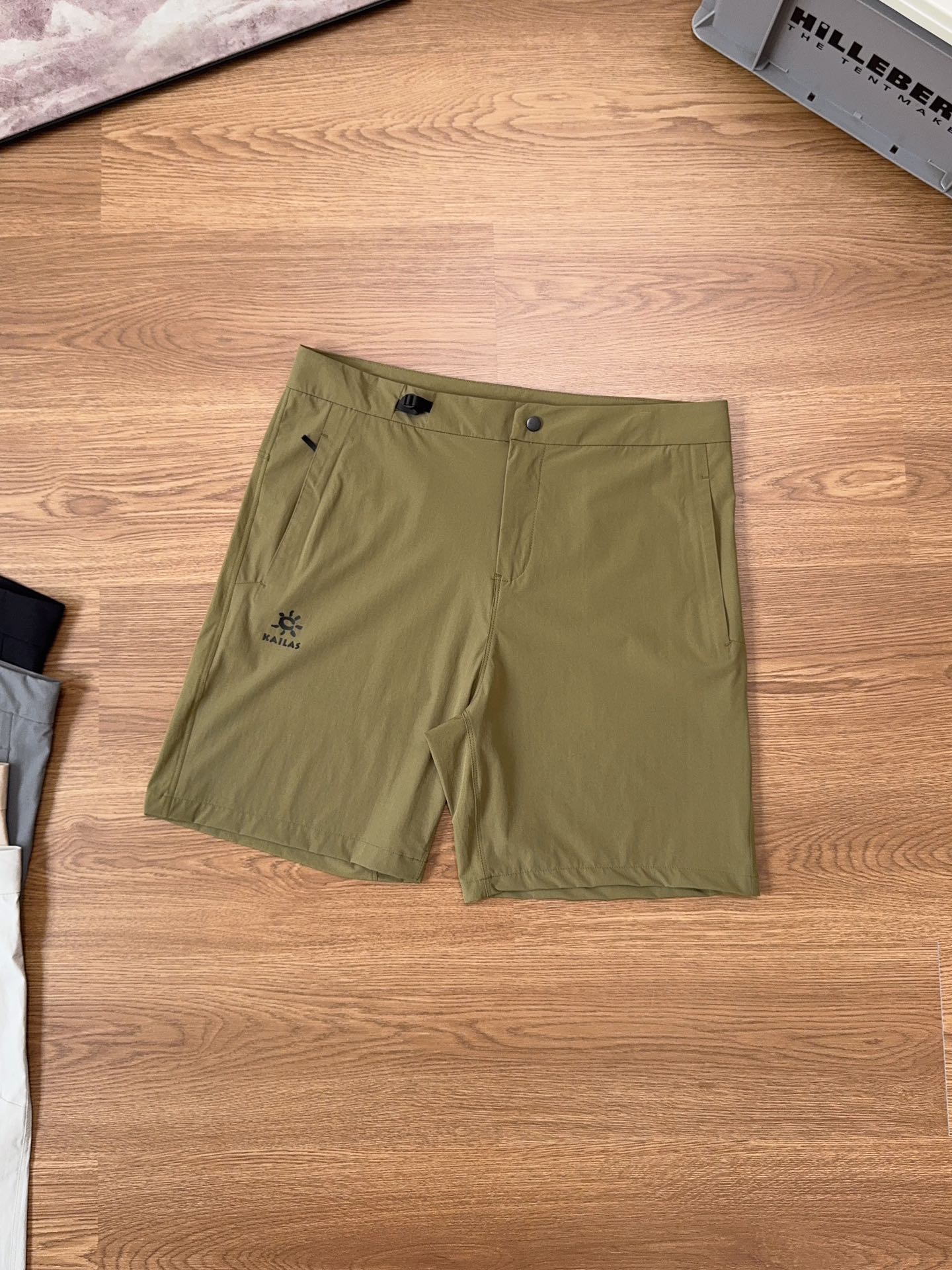 🛒购物价: 上新💰135
凯乐石夏季新款都市机能轻量化户外休闲短裤
这款轻量.耐磨.耐候的软壳短裤,适合温暖气候中的攀岩,面料拼接分区贴身设计 ,在需要的部位采用特殊面料,立体剪裁结构和胯部三角接片设计,设计简洁的腰带调节器,方便日常通勤穿搭。5色入
颜色:黑色 深灰 军绿 卡其 灰白
尺码:M-4XL
裤长 臀围 腰围 脚口 身高/cm 体重/斤
M44 100 78 28.5 155-160 80-150
L45.5 104 82 29 160-165 105-120
XL47 108 86 29.5 165-170 120-135
2XL48.5 112 90 30 170-175 135-150
3XL50 116 94 30.5 175-180 150-165
4XL51.5 120 98 31 180-185 165-180