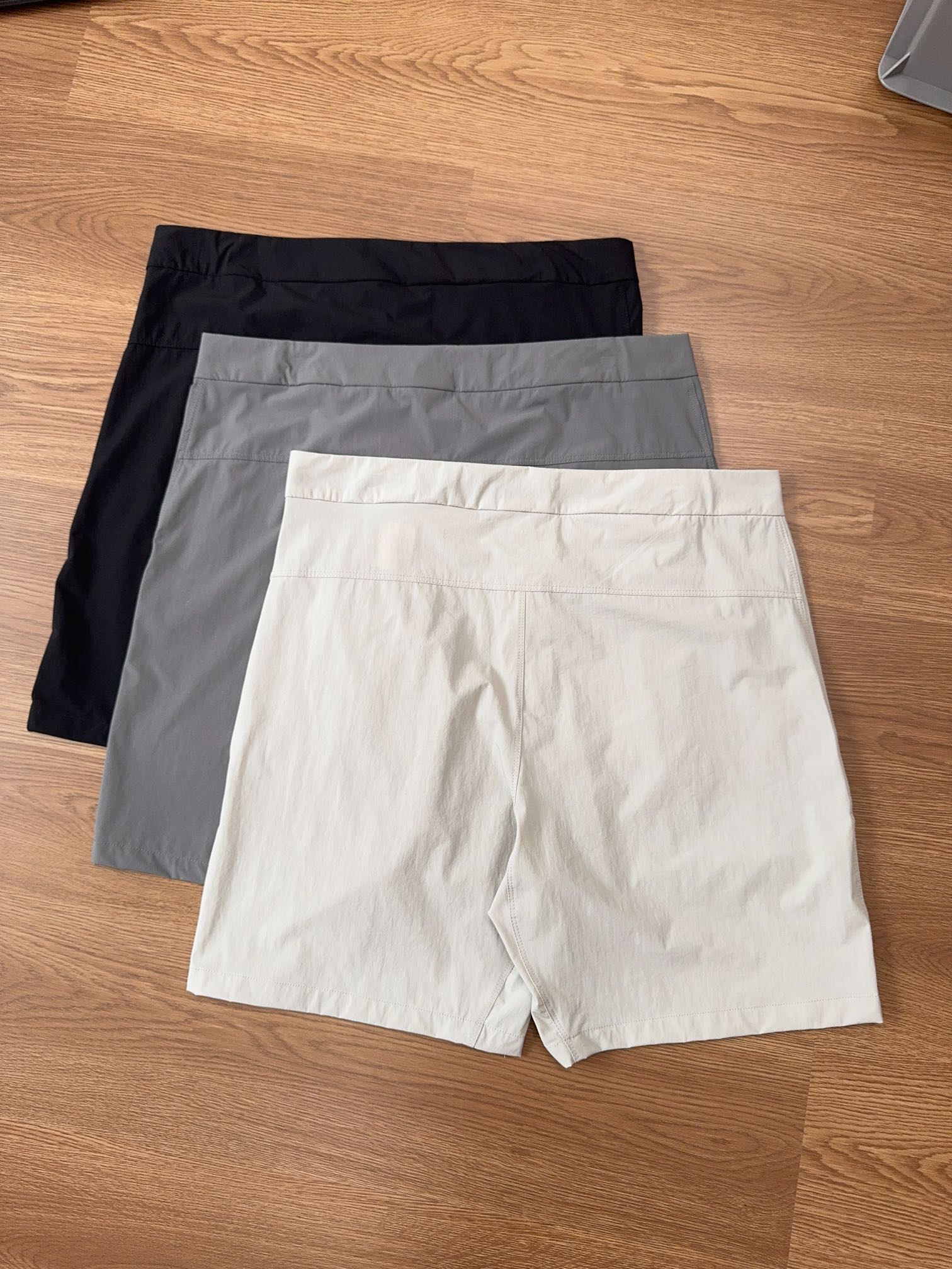 🛒购物价: 上新💰135
凯乐石夏季新款都市机能轻量化户外休闲短裤
这款轻量.耐磨.耐候的软壳短裤,适合温暖气候中的攀岩,面料拼接分区贴身设计 ,在需要的部位采用特殊面料,立体剪裁结构和胯部三角接片设计,设计简洁的腰带调节器,方便日常通勤穿搭。5色入
颜色:黑色 深灰 军绿 卡其 灰白
尺码:M-4XL
裤长 臀围 腰围 脚口 身高/cm 体重/斤
M44 100 78 28.5 155-160 80-150
L45.5 104 82 29 160-165 105-120
XL47 108 86 29.5 165-170 120-135
2XL48.5 112 90 30 170-175 135-150
3XL50 116 94 30.5 175-180 150-165
4XL51.5 120 98 31 180-185 165-180