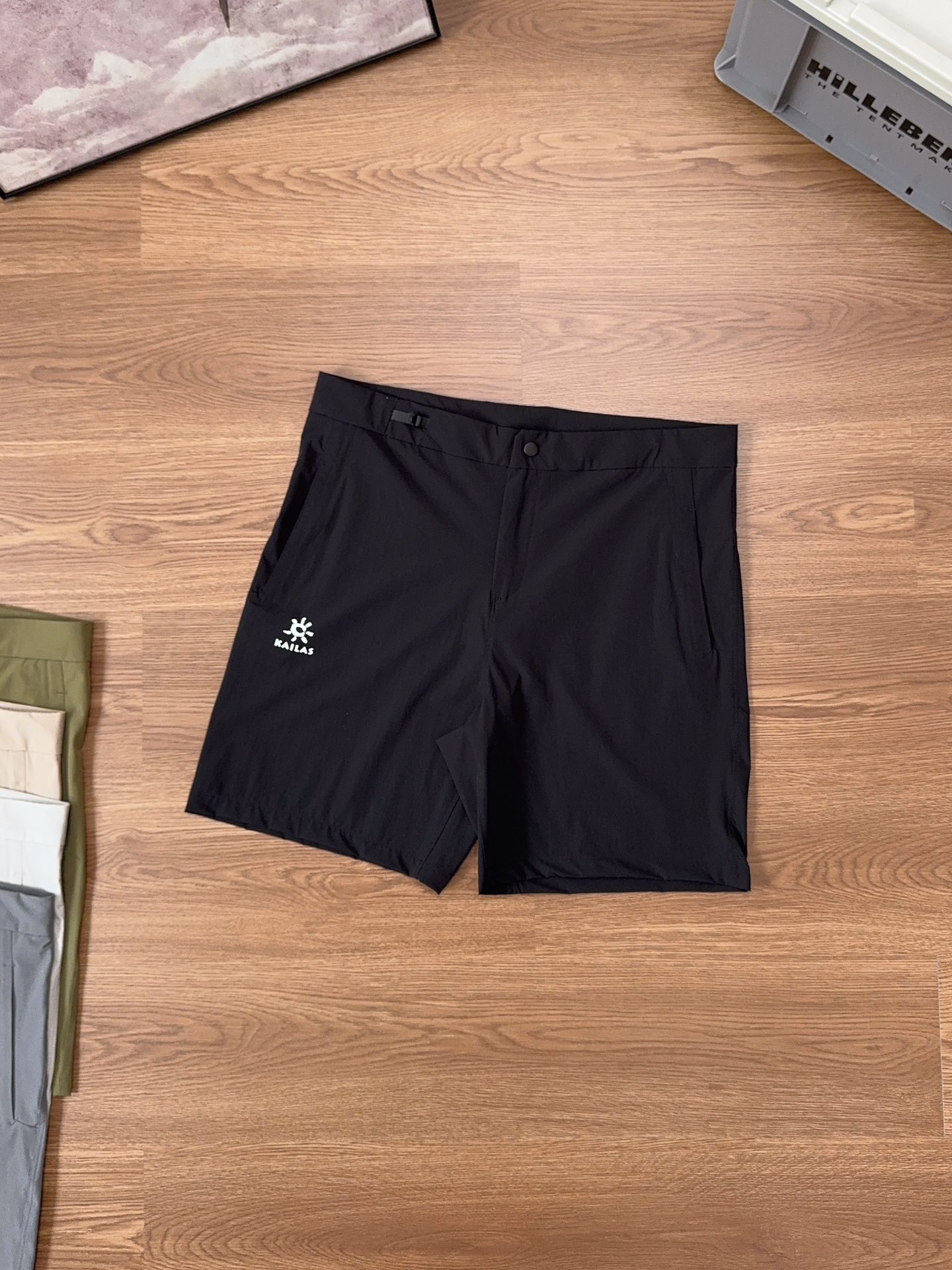🛒购物价: 上新💰135
凯乐石夏季新款都市机能轻量化户外休闲短裤
这款轻量.耐磨.耐候的软壳短裤,适合温暖气候中的攀岩,面料拼接分区贴身设计 ,在需要的部位采用特殊面料,立体剪裁结构和胯部三角接片设计,设计简洁的腰带调节器,方便日常通勤穿搭。5色入
颜色:黑色 深灰 军绿 卡其 灰白
尺码:M-4XL
裤长 臀围 腰围 脚口 身高/cm 体重/斤
M44 100 78 28.5 155-160 80-150
L45.5 104 82 29 160-165 105-120
XL47 108 86 29.5 165-170 120-135
2XL48.5 112 90 30 170-175 135-150
3XL50 116 94 30.5 175-180 150-165
4XL51.5 120 98 31 180-185 165-180