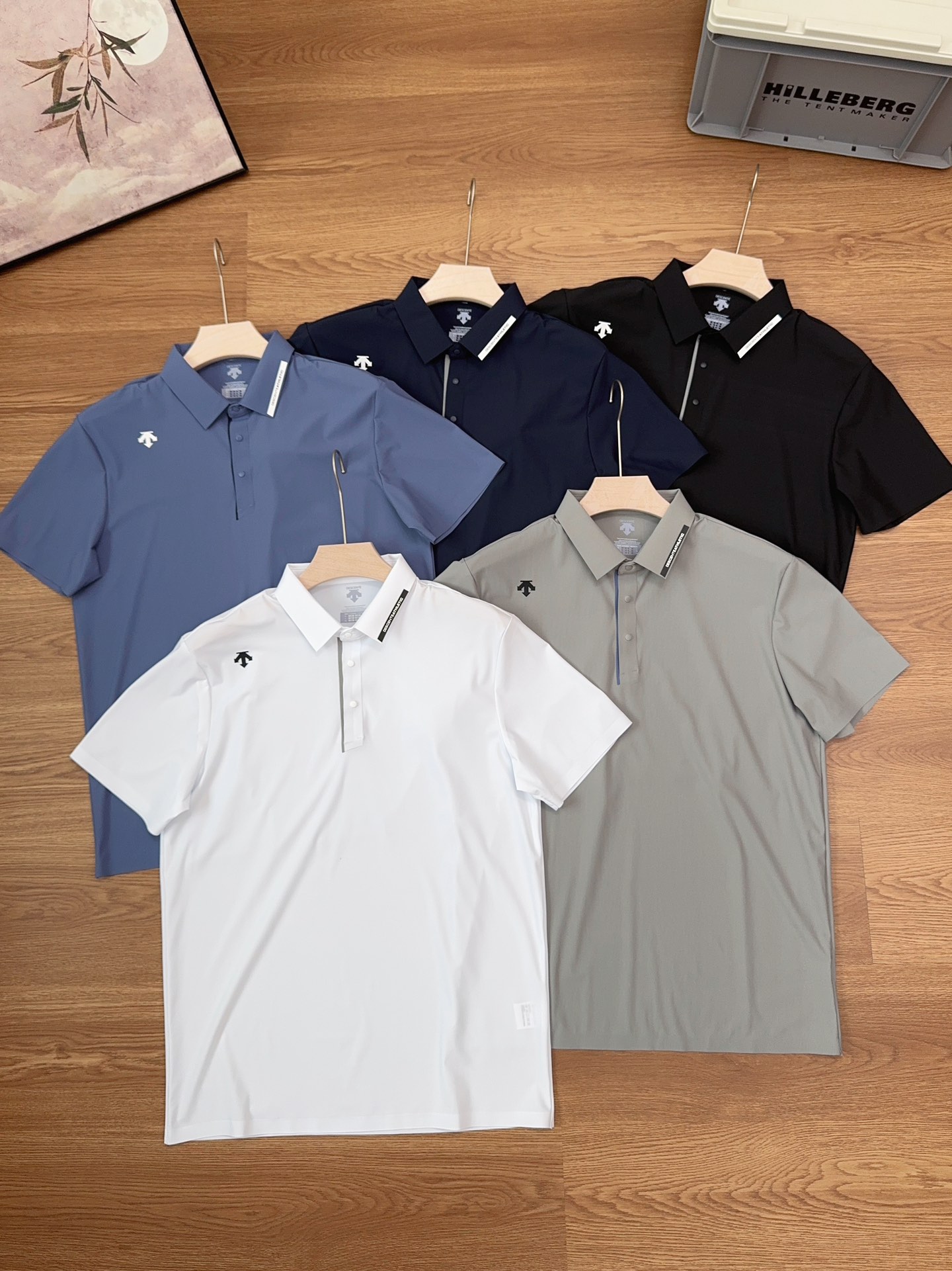 💰80#
迪桑特25年夏季新款商务休闲通勤风polo
77%锦纶,23%氨纶混合面料 ,弹力十足,水洗不变形 ,这款面料是订制面料,上身超级舒服 丝滑 品质外观肉眼可见高级感
工艺处都在细节图,polo领口双层压胶高克重有质感立挺定型,门襟处也都是双层压胶条 做了撞色的设计 ,纽扣处全是跟本布一个配色 专门订制的 同色系比较高级耐看,所有的袖口 下摆也全部做的热封压胶 品质杠杠的好 ,这种品质线下没有大几百拿不下的品质,果断下手,强烈推荐
黑色 藏青 灰色 白色 蔚蓝
尺码m到4xl
m肩宽43.2 胸围98衣长67 袖长20建议体重100-120斤左右
L肩宽44.4 胸围102 衣长69 袖长21建议体重120-140斤左右
XL肩宽45.6 胸围106 衣长71 袖长22 建议体重140-160斤左右
XXL肩宽46.8胸围110衣长73 袖长23 建议体重160-180斤左右
3xl肩宽48 胸围114 衣长75 袖长24 建议体重180-200斤左右
4xl肩宽49.2 胸围118 衣长77 袖长25建议体重200-220斤