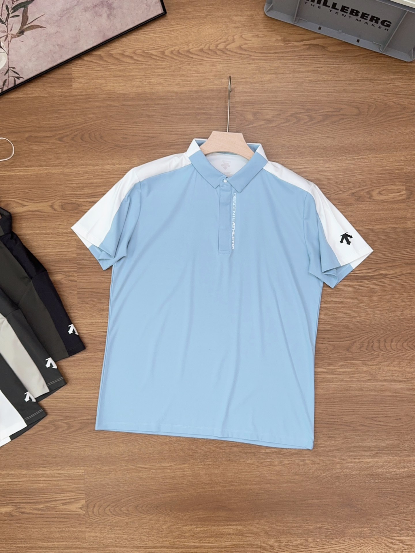 💰115
DESNTEFIELD迪桑特2025速干弹力男款运动休闲短袖拼色POLO衫
男款商务休闲百搭运动型POLO衫,轻薄透气 抗皱免烫,适宜春夏穿着的一款服饰,散热十分出色,汗湿也无粘滞感,给您带来干爽舒适的夏日上身效果,满足运动,生活通勤场合穿搭。
袖标采用高品质立体硅胶LOGO,凹凸有致,
合体裁剪,没有任何束缚问题,保证了随身自由状态,裁剪精准,穿着利落有型。
颜色:黑色 卡其 蓝色 白色
尺码:M-3XL
衣长 胸围 建议身高 建议体重
M 68 103 165-170 110-130
L 70 107 170-175 120-140
XL 72 111 175-180 130-150
XXL 74 115 180-185 145-170
3XL 76 119 185-190 160-180