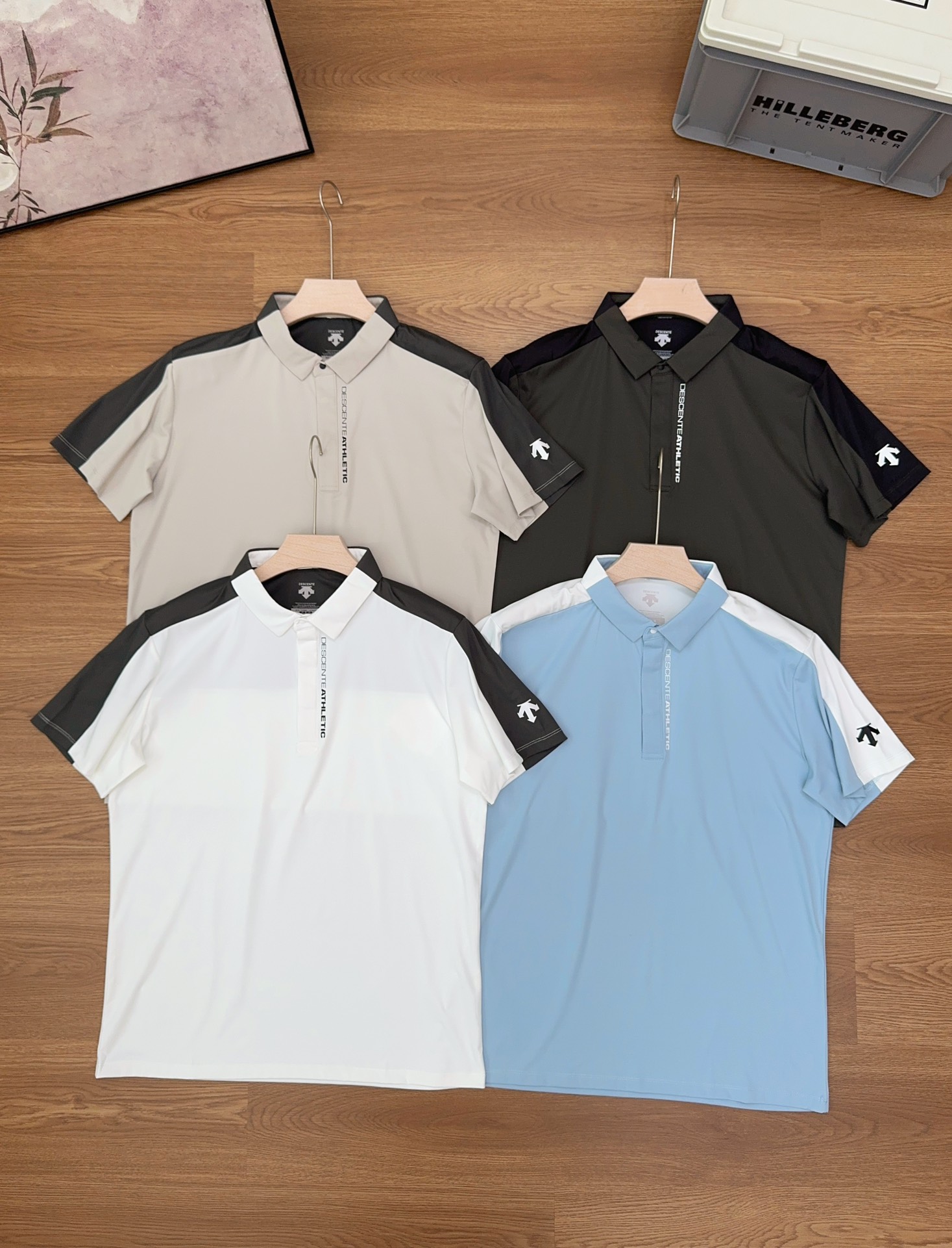 💰115
DESNTEFIELD迪桑特2025速干弹力男款运动休闲短袖拼色POLO衫
男款商务休闲百搭运动型POLO衫,轻薄透气 抗皱免烫,适宜春夏穿着的一款服饰,散热十分出色,汗湿也无粘滞感,给您带来干爽舒适的夏日上身效果,满足运动,生活通勤场合穿搭。
袖标采用高品质立体硅胶LOGO,凹凸有致,
合体裁剪,没有任何束缚问题,保证了随身自由状态,裁剪精准,穿着利落有型。
颜色:黑色 卡其 蓝色 白色
尺码:M-3XL
衣长 胸围 建议身高 建议体重
M 68 103 165-170 110-130
L 70 107 170-175 120-140
XL 72 111 175-180 130-150
XXL 74 115 180-185 145-170
3XL 76 119 185-190 160-180