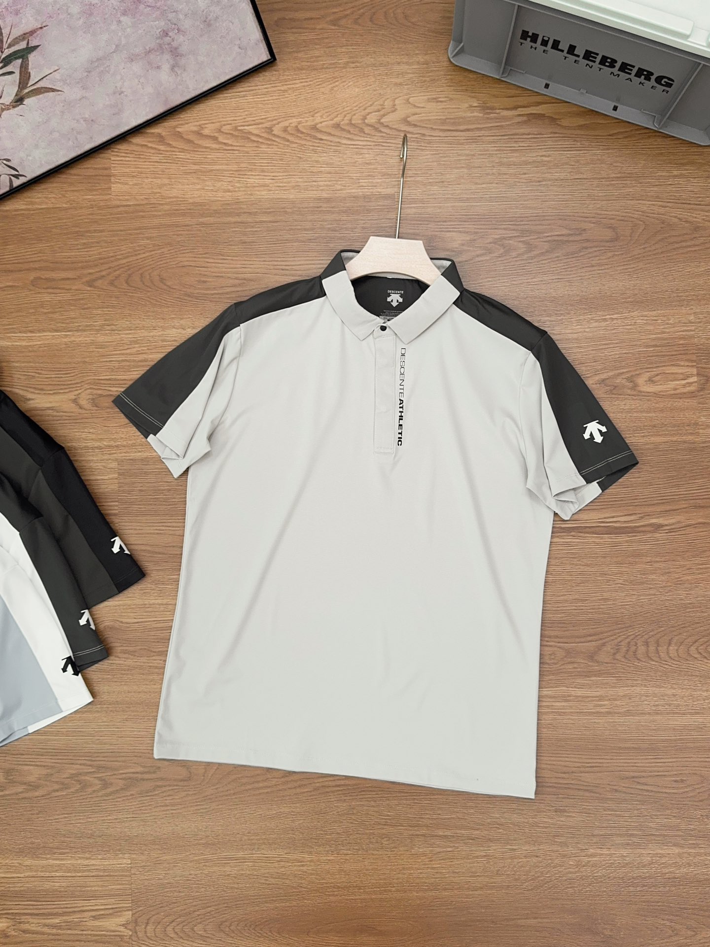 💰115
DESNTEFIELD迪桑特2025速干弹力男款运动休闲短袖拼色POLO衫
男款商务休闲百搭运动型POLO衫,轻薄透气 抗皱免烫,适宜春夏穿着的一款服饰,散热十分出色,汗湿也无粘滞感,给您带来干爽舒适的夏日上身效果,满足运动,生活通勤场合穿搭。
袖标采用高品质立体硅胶LOGO,凹凸有致,
合体裁剪,没有任何束缚问题,保证了随身自由状态,裁剪精准,穿着利落有型。
颜色:黑色 卡其 蓝色 白色
尺码:M-3XL
衣长 胸围 建议身高 建议体重
M 68 103 165-170 110-130
L 70 107 170-175 120-140
XL 72 111 175-180 130-150
XXL 74 115 180-185 145-170
3XL 76 119 185-190 160-180