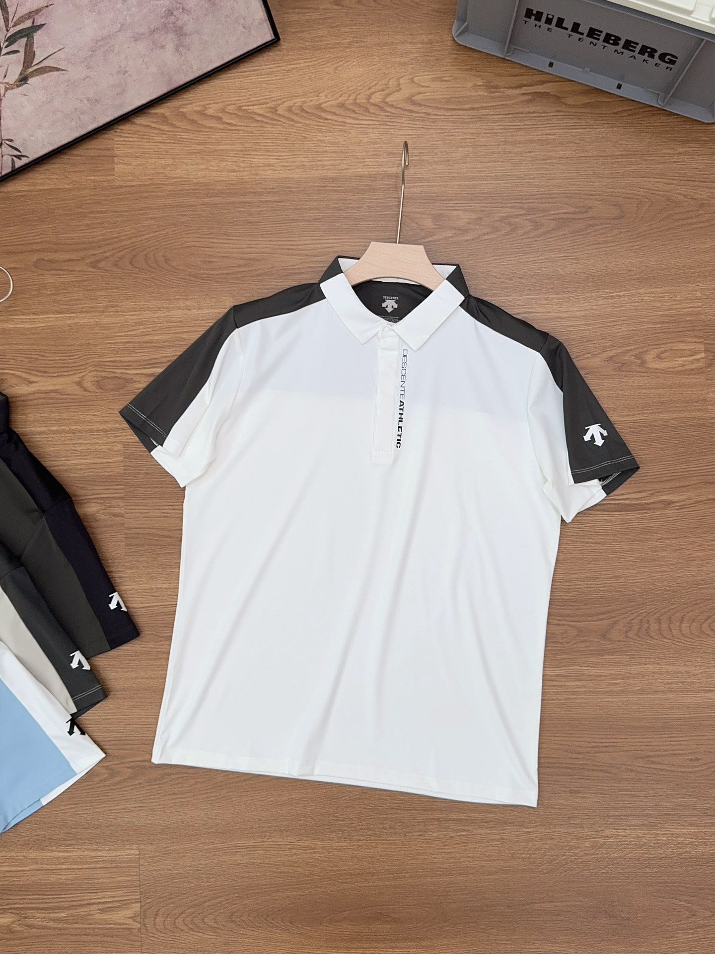 💰115
DESNTEFIELD迪桑特2025速干弹力男款运动休闲短袖拼色POLO衫
男款商务休闲百搭运动型POLO衫,轻薄透气 抗皱免烫,适宜春夏穿着的一款服饰,散热十分出色,汗湿也无粘滞感,给您带来干爽舒适的夏日上身效果,满足运动,生活通勤场合穿搭。
袖标采用高品质立体硅胶LOGO,凹凸有致,
合体裁剪,没有任何束缚问题,保证了随身自由状态,裁剪精准,穿着利落有型。
颜色:黑色 卡其 蓝色 白色
尺码:M-3XL
衣长 胸围 建议身高 建议体重
M 68 103 165-170 110-130
L 70 107 170-175 120-140
XL 72 111 175-180 130-150
XXL 74 115 180-185 145-170
3XL 76 119 185-190 160-180