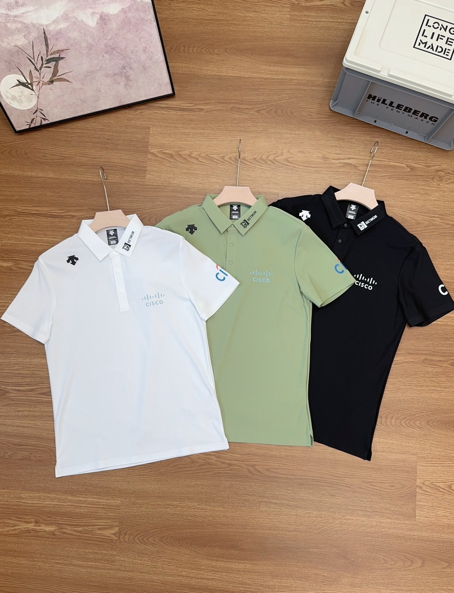 💰115
DESCENTEGOLF迪桑特高尔夫FIELD系列防晒修身短袖POLO衫
简约质感,轻松驾驭春夏球场
使用经典Carvico针纺梭面料制成的短袖POLO衫。面料轻质挺阔,平整顺滑,抗皱的同时具有UPF50+抗紫外线功能性。
袖口的撞色提织装饰,小巧秀气,细节设计感凸显。
领口和袖口的无痕印花工艺,确保花纹立体感的同时保持抗皱、耐磨性。
立体剪裁设计,贴合人体身材曲线,兼顾运动灵活性与优雅线条,避免传统POLO衫的臃肿感
迪桑特偏运动剪裁,若追求宽松效果可考虑大一码。
颜色: 黑色 白色 绿色
尺码:M L xl XXL 3XL 4XL
衣长:65 67 69 71 73 75
胸围:50 52 54 56 58 60
推荐体重:100-125 125-140 140-165 165-180 180-195 195-210