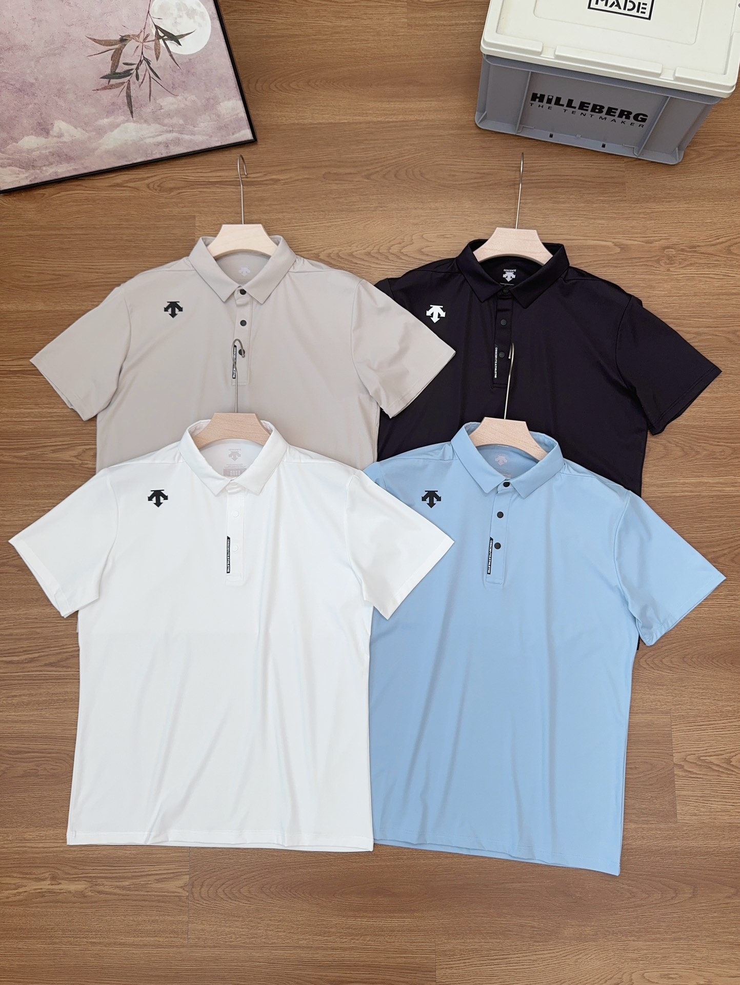 💰115
DESNTEFIELD迪桑特2025冰丝无痕弹力男款运动休闲高尔夫短袖POLO衫
DESNTE迪桑特桑蚕丝极光切割 男款商务休闲百搭运动型POLO衫,轻薄透气 抗皱免烫,适宜春夏穿着的一款服饰,搭配透气设计,散热十分出色,汗湿也无粘滞感,给您带来干爽舒适的夏日上身效果,满足运动,生活通勤场合穿搭。
合体裁剪,没有任何束缚问题,搭配超大弹力面料,保证了随身自由状态,裁剪精准,穿着利落有型。
镭射切割衣领,展露挺拔姿态,翻领POLO灵魂点缀,不软塌,搭配门禁三粒扣闭合,结合压胶门禁,平滑贴合。三标齐全,专柜品质,这么温馨的价格,只能凭手速啦!
颜色:黑色 卡其 蓝色 白色
尺码:M-3XL
衣长 胸围 建议身高 建议体重
M 68 103 165-170 110-130
L 70 107 170-175 120-140
xl 72 111 175-180 130-150
XXL 74 115 180-185 150-170
3XL 76 119 185-190 160-180