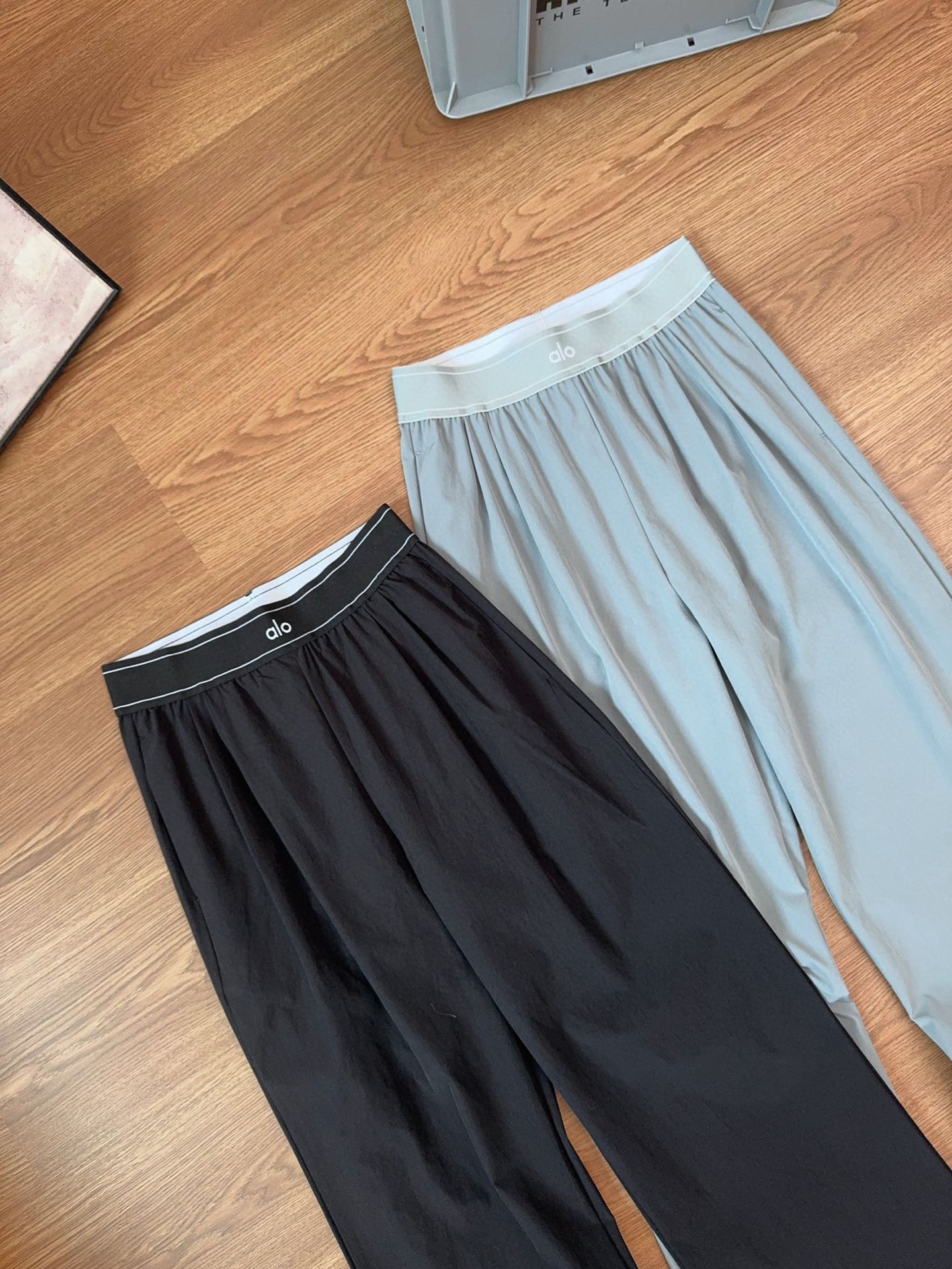 Alo Yoga Suit Up Trouser: Lightweight, Flattering Wide-Leg Pants for Women 5 i1755179760346 2023 0 3