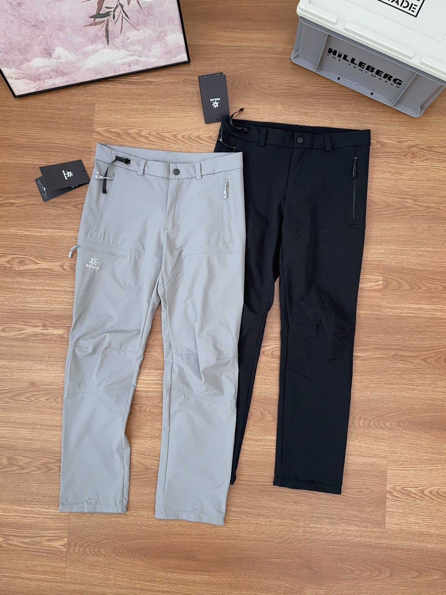 💰175#刺绣#

颜色：黑色  灰色
尺码：M～3XL

官网同步在售，1300+ 
全网热销 10000+

KAILAS凯乐石 男士长裤 芯片水洗 手机靠近弹窗 真正做到了一比一还原

户外党最近被问爆的凯乐石男士长裤，必须安利给你们！

速干透气黑科技：就算夏天爬山暴汗，它也能快速把汗排出去，后膝窝还有镭射透气网孔，风一吹，热气“嗖”地就散了，全程干爽不闷热！
耐磨抗造：采用CORDURA面料，山里的碎石、树枝随便刮，完全不用担心刮破，穿个几年都跟新的一样！
立体剪裁：钻石立裆+双刀立体剪裁，做高难度动作都不卡裆、不紧绷，攀岩、徒步各种大幅度动作都能轻松拿捏~
超多实用口袋：两侧大口袋，放手机、地图超方便；还有隐藏拉链口袋，放贵重物品安全感满满！
腰口、脚口可调节：腰侧调节扣，轻松找到最舒适的松紧度；脚口抽绳一拉，防止风沙、蚊虫钻进裤腿~
金属配饰细节：拉链是YKK的，顺滑耐用；金属纽扣质感满满，精致又抗造！

更惊喜的是，这条裤子居然带芯片水洗！纳米级清洁技术，深入纤维内部，把污渍连根拔起，还不会损伤面料，洗完跟新的一样！

不管是户外探险还是日常出街，这条裤子都能轻松hold住，真的太香了，赶紧冲！

颜色：黑色  石莲灰
尺码M-3XL
         腰围        臀围       裤长        
M        76           104        98
L         78           106        100
XL       80           110        102
XXL     82           114         103
XXXL   84          118         105

               身高体重推荐
m  155-165   120斤以下
L   165-170   120-145斤
XL 170-175   145-165斤
XXL175-180 165-185斤
3XL180-185 185-210斤