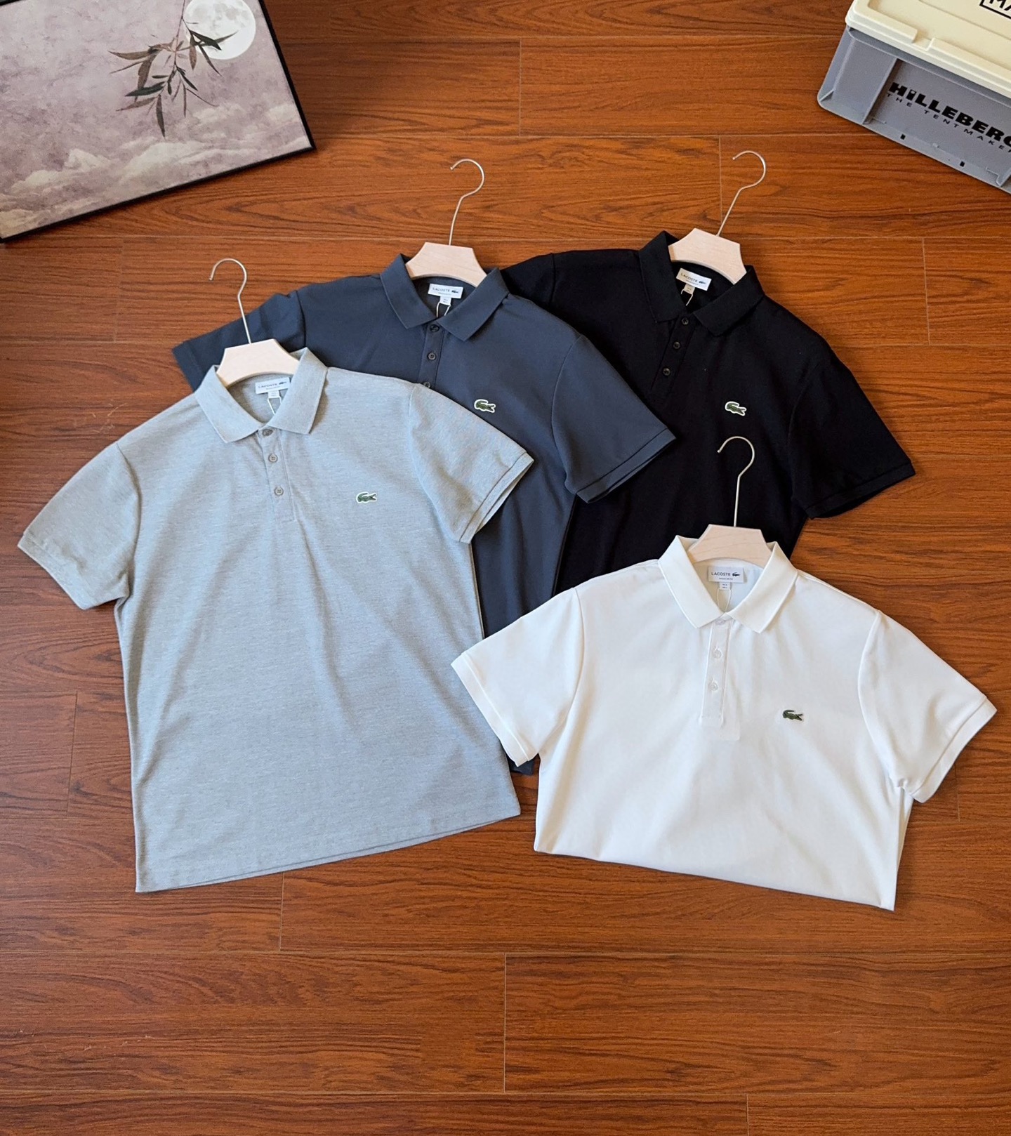 💰90#
LACOSTE鳄鱼POLO衫
2025夏季翻领休闲鳄鱼重磅T恤短袖POLO衫 高端高品系列【商场热卖款】今年全新面料 领子升级！专柜品质 ~ 放心下单！绝对高品质！随意搭配!！！不管是成熟的、活泼的、或是个性的你都可以搭配出属于你自己的风格。采用水洗拉架珠地网眼棉，这款非常透气舒爽，领口和袖口 做工非常规整!
高端商务型，实穿性很强!
简约明快的设计让这件POLO衫显目出众人商务还是休闲时候都能胜任！对于男士而言有一件高端有品味的polo衫！简直就是魅力大增，完美品相…完美价格

颜色:黑色 白色  雾霾蓝 灰色

尺码:s-2xl
 
S  衣长68 胸围50 肩宽42 袖长22 
 
 M 衣长71 胸围52.5 肩宽44 袖长22.5 

L 衣长73 胸围55 肩宽46 袖长23 

XL 衣长75 胸围57.5 肩宽48 袖长23.5

2XL 衣长77 胸围 60  肩宽50 袖长24