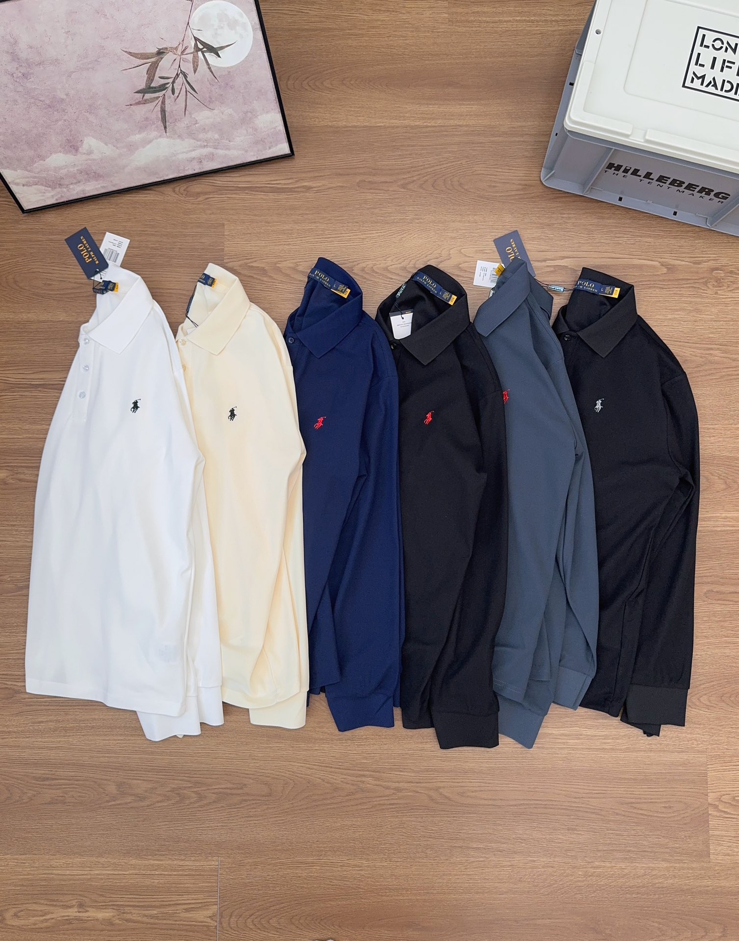 💰105#
Polo Ralph Lauren  | 拉夫劳伦男装 经典款修身弹力长袖Polo衫
自1972年起POLO衫就是美式风格的代表，几十年来Polo Ralph Lauren通过改变颜色和版型，重新演绎其经典的风格，而且质量和对细节的关注仍保持不变
这款POLO衫略带弹性，既修身又能确保活动自如
介于经典 版型与修身版型之间的修身廓形，衣衫凸显二头肌
罗纹领纽扣式门襟，对称开衩下摆
胸前左侧饰有标志性小马刺绣
面料主要成分是棉，亲肤柔软上身舒适性强
颜色:黑红标  黑白标  米卡  白色  藏青 深灰色
尺码:m-3xl

       M    L    XL   XXL  3XL
胸围 100    104  108   114  118   
肩宽 39  40   41   42   43     
衣长 68   70   72   74   76     
建议体重
90一110
120一140
140一160
160一180
180一200