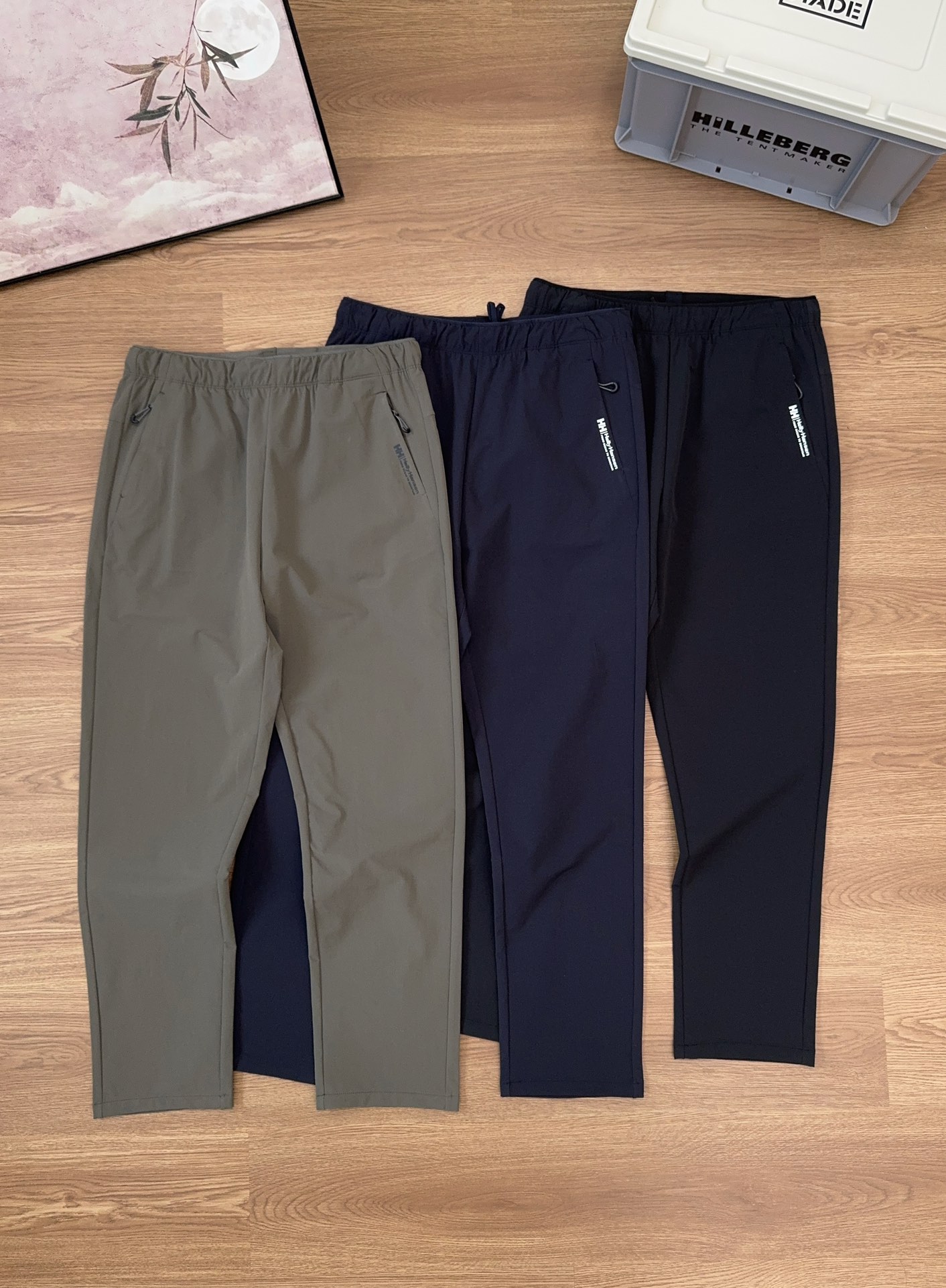 # 海丽汉森休闲通勤男士吸湿排汗秋季新款运动长裤 面料轻质舒爽,透气,搭配4D版型裁剪设计,满足身体“预动态”伸展需求,增加身体贴合度,适合运动生活等多场景穿着 这款裤子绝对是你们的必需品!户外健身运动训练长裤, 难得的一款精编四面高弹机能面料!软柔顺滑,适舒有型!上身给你绝对不一样的感受,赋予运动健身机能性的新定义!无论是休闲 运动 健身,都毫无压力!立体剪裁拼接,完美展现你的腿型,松紧腰围的设计,让你在任何环境下都可以收放自如! 卖点;280克毛巾底锦纶四面弹户外易打理休闲裤,拉链口袋,表面做了荷叶疏水工艺,立体剪裁、舒适百搭 成分;锦纶91.9% 氨纶8.1% (其他配料除外) 颜色:黑色 藏青 绿色