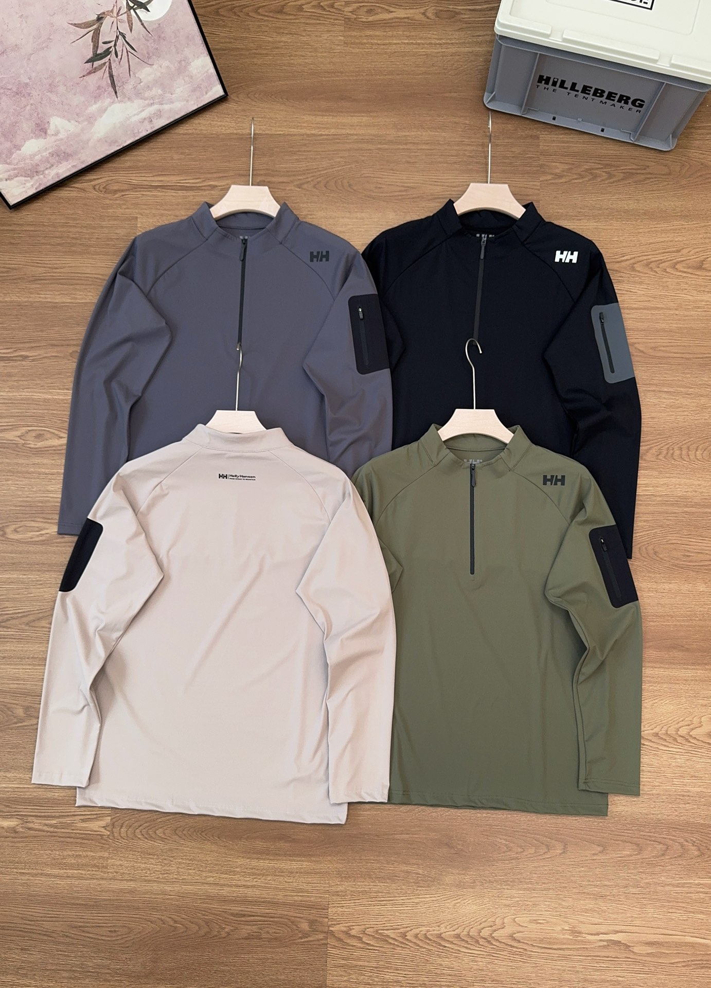 # 海丽汉森25秋季新款半拉链长袖打底衫 高弹舒棉无缝 压胶口袋经典版型, 面料76的锦纶 24的氨纶的优质面料,轻肤透气,230克面料超柔软细腻 亲肤透气 速干功能性面料 360度立体剪裁 亚洲男性体型尺寸,上身精神,简约高级 胸口拉链长度25厘米,方便穿脱,颜色深色秋冬系列 4色都百搭不挑人 落肩修饰身形,日常通勤户外穿搭.颜色 黑色 深灰 军绿 杏色 M衣长67 胸围104袖长75建议体重130斤左右 L衣长69胸围108袖长77建议体重145斤左右 XL衣长71胸围112袖长79建议体重160斤左右 XXL衣长73胸围116衣长80.5建议体重175斤左右 3XL衣长74胸围120衣长82建议体重190斤左右 4XL衣长75胸围124衣长84建议体重210斤左右