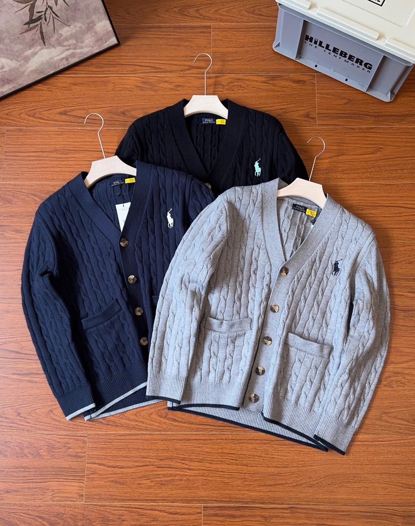 供💰150
拉夫劳伦polo2025男士休闲V领针织外套毛衣!!羊毛衫外套来咯~麻花开衫又出新款啦~ 天然温暖 细腻柔糯 手感舒适
时尚休闲V领纯色长袖针织衫。这次来点不一样的logo!!胸前做的是我们拉夫家经典的小马刺绣,专门绣了3种颜色小标。男生女生都可以穿!门襟扣子采用的复古大扣很老钱风!更加的简约大气的一个款。上身特别显英伦风、老钱风的一种感觉。3个颜色可以选择。
慵懒感开衫,打破常规毛衣版型,简约有型,别致有强调。走线工整细腻,品质感无敌,三标齐全。喜欢的可以加入您的时尚购物车~
颜色:黑色 灰色 藏青色
尺码:MLXl
M码衣长68胸围55.5袖长57.
L码衣长70胸围58袖长58.
XL码衣长72胸围60.5袖长59