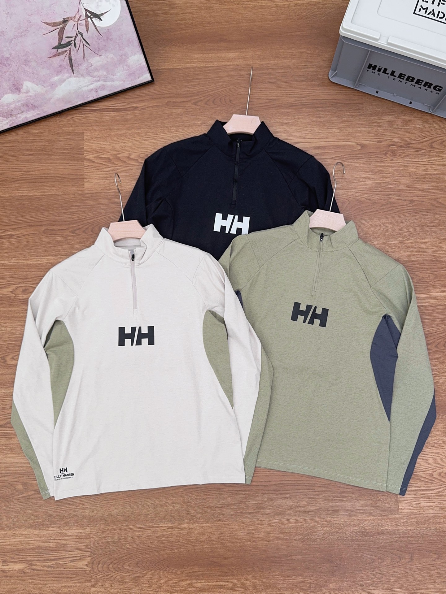 HH海丽汉森25秋季新款半拉链长袖打底衫 涤纶💯优质面料,轻肤透气,柔软细腻 速干功能性面料 360度立体剪裁 亚洲男性体型尺寸,上身精神,简约高级 半拉链套头衫,方便穿脱,日常通勤户外穿搭必备单品.颜色 黑色 军绿 杏色 衣长 胸围 肩宽 袖长 M 66 50 43.8 60.8 L 68 52 45 62 XL 70 54 46.2 63.2 2XL72 56 47.4 64.4 3XL74 58 48.6 65.6 4XL76 60 49.8 66.8 适合身高(CM) 适合体重(斤) M 160-170 100-115 L 170-175 115-130 XL 175-180 130-145 2XL180-185 145-165 3XL185-190 165-190 4XL190-195 190-220