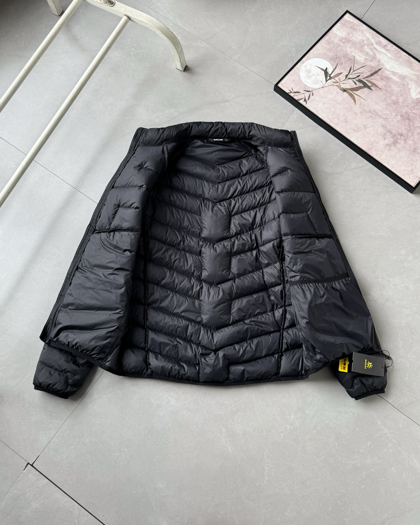 💰230#羽绒服#
KAILAS/凯乐石羽绒服!情侣同款保暖防寒羽绒服!
人手必备!百搭王者!时尚感与保暖兼容的一款!看惯了千篇一律的纯色系列,来点不一样的吧!简约高级感拉满的一款!
KAILAS|全新科技来咯!这是一款可日常通勤外穿可做硬壳冲锋衣保暖层,也可满足山地生活寒冷环境下设计的科技加热羽绒服,具备轻量保暖性、透气性和抗菌性 作保暖外套穿着应对冬天室内室外温差变化较大情况能够恒定保温,穿着不臃肿 核心区采用智能控温科技能自主感知外部温度从而调整形态,对比同重量材质更轻 更保暖 模块化区域设计!易汗区透汽系统帮助快速散热,加速运动排汗透气更舒适!
颜色 黑色 灰白 藏青 。尺码 s-3xl。
尺码:S M L XL 2XL 3XL
后衣长 65 67 69 71 73 75
胸围 106 110 114 118 122 126
下摆 92 96 100 104 108 112
袖长 76.4 78.2 80 81.8 83.6 85.4