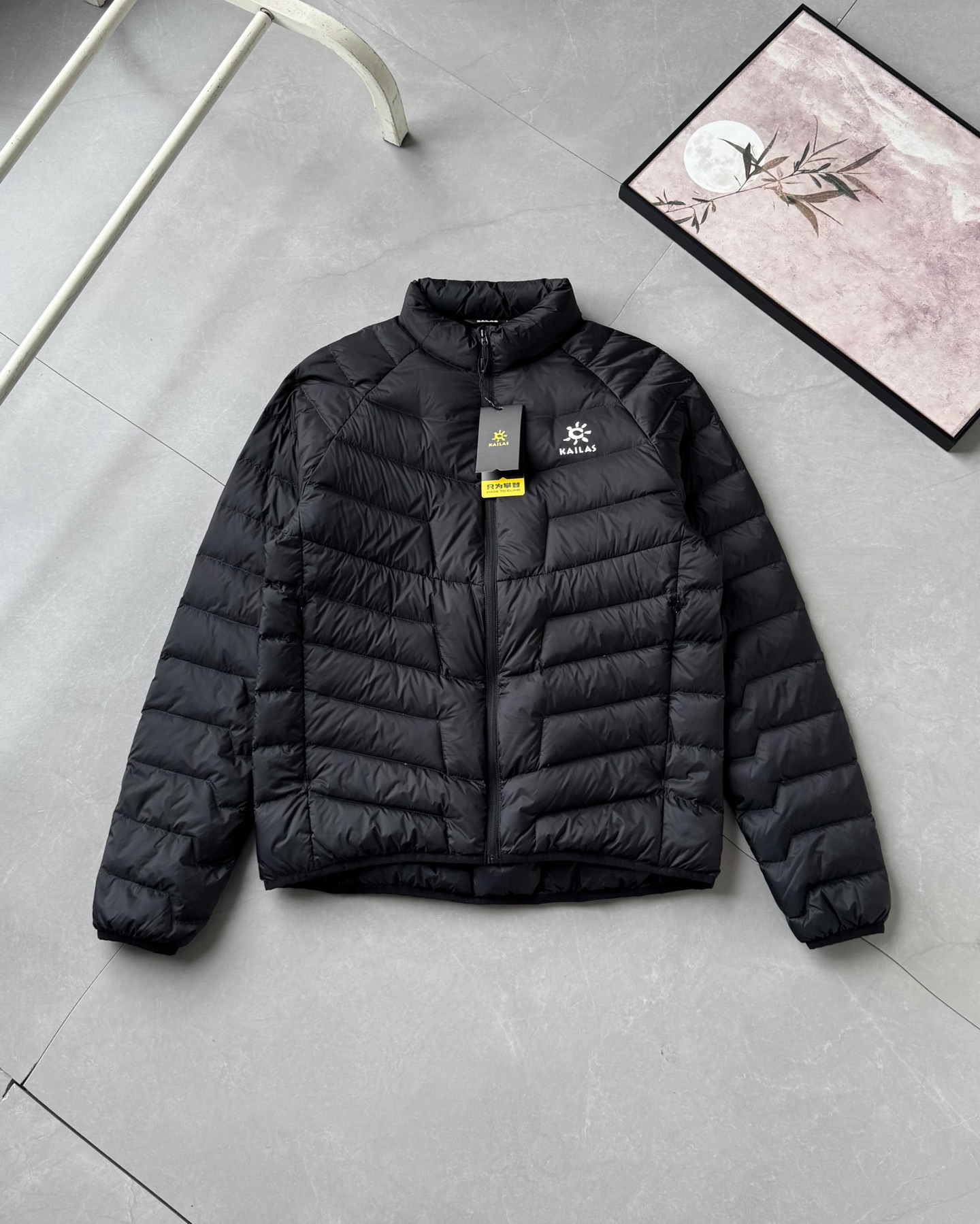 💰230#羽绒服#
KAILAS/凯乐石羽绒服!情侣同款保暖防寒羽绒服!
人手必备!百搭王者!时尚感与保暖兼容的一款!看惯了千篇一律的纯色系列,来点不一样的吧!简约高级感拉满的一款!
KAILAS|全新科技来咯!这是一款可日常通勤外穿可做硬壳冲锋衣保暖层,也可满足山地生活寒冷环境下设计的科技加热羽绒服,具备轻量保暖性、透气性和抗菌性 作保暖外套穿着应对冬天室内室外温差变化较大情况能够恒定保温,穿着不臃肿 核心区采用智能控温科技能自主感知外部温度从而调整形态,对比同重量材质更轻 更保暖 模块化区域设计!易汗区透汽系统帮助快速散热,加速运动排汗透气更舒适!
颜色 黑色 灰白 藏青 。尺码 s-3xl。
尺码:S M L XL 2XL 3XL
后衣长 65 67 69 71 73 75
胸围 106 110 114 118 122 126
下摆 92 96 100 104 108 112
袖长 76.4 78.2 80 81.8 83.6 85.4