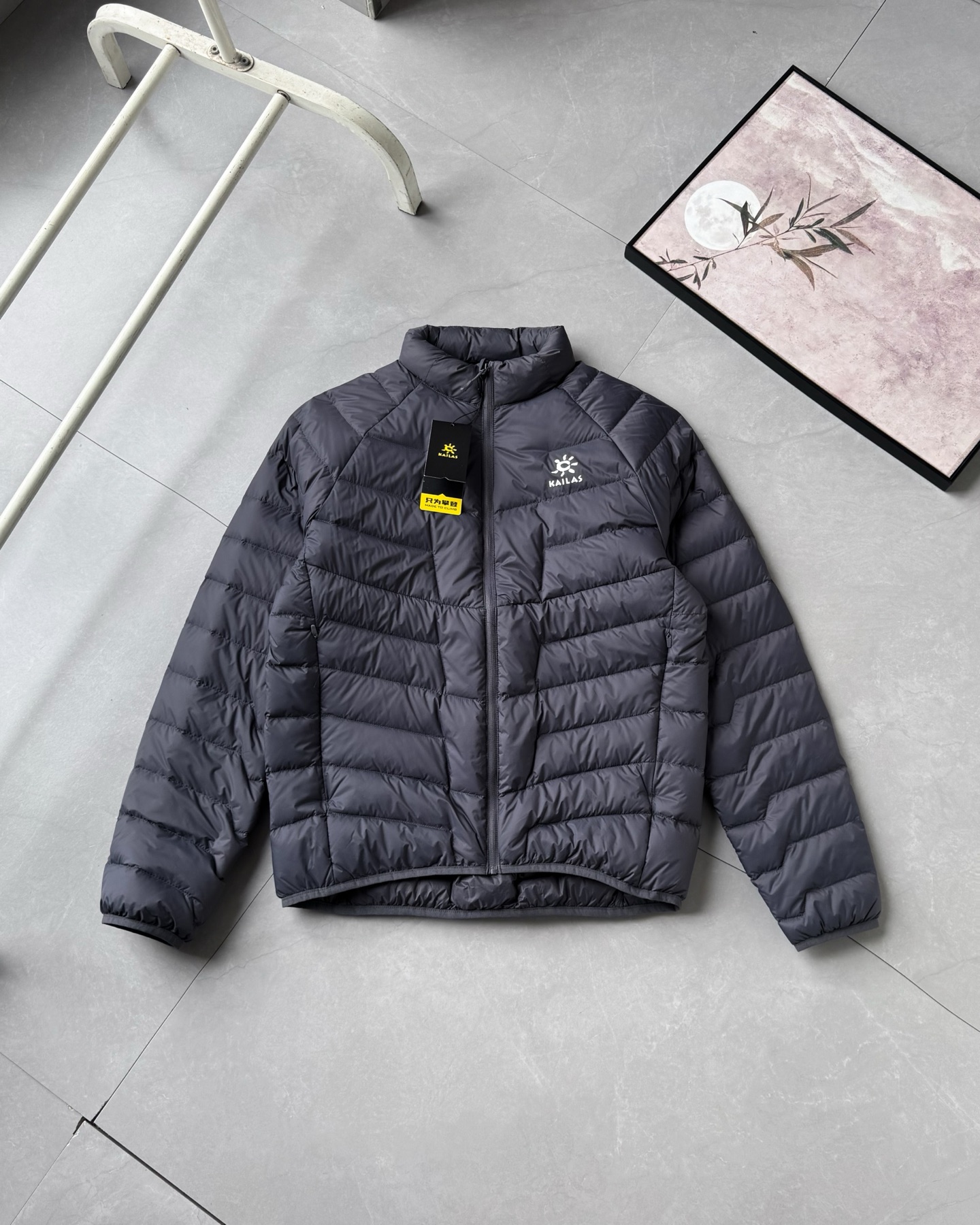 💰230#羽绒服#
KAILAS/凯乐石羽绒服!情侣同款保暖防寒羽绒服!
人手必备!百搭王者!时尚感与保暖兼容的一款!看惯了千篇一律的纯色系列,来点不一样的吧!简约高级感拉满的一款!
KAILAS|全新科技来咯!这是一款可日常通勤外穿可做硬壳冲锋衣保暖层,也可满足山地生活寒冷环境下设计的科技加热羽绒服,具备轻量保暖性、透气性和抗菌性 作保暖外套穿着应对冬天室内室外温差变化较大情况能够恒定保温,穿着不臃肿 核心区采用智能控温科技能自主感知外部温度从而调整形态,对比同重量材质更轻 更保暖 模块化区域设计!易汗区透汽系统帮助快速散热,加速运动排汗透气更舒适!
颜色 黑色 灰白 藏青 。尺码 s-3xl。
尺码:S M L XL 2XL 3XL
后衣长 65 67 69 71 73 75
胸围 106 110 114 118 122 126
下摆 92 96 100 104 108 112
袖长 76.4 78.2 80 81.8 83.6 85.4