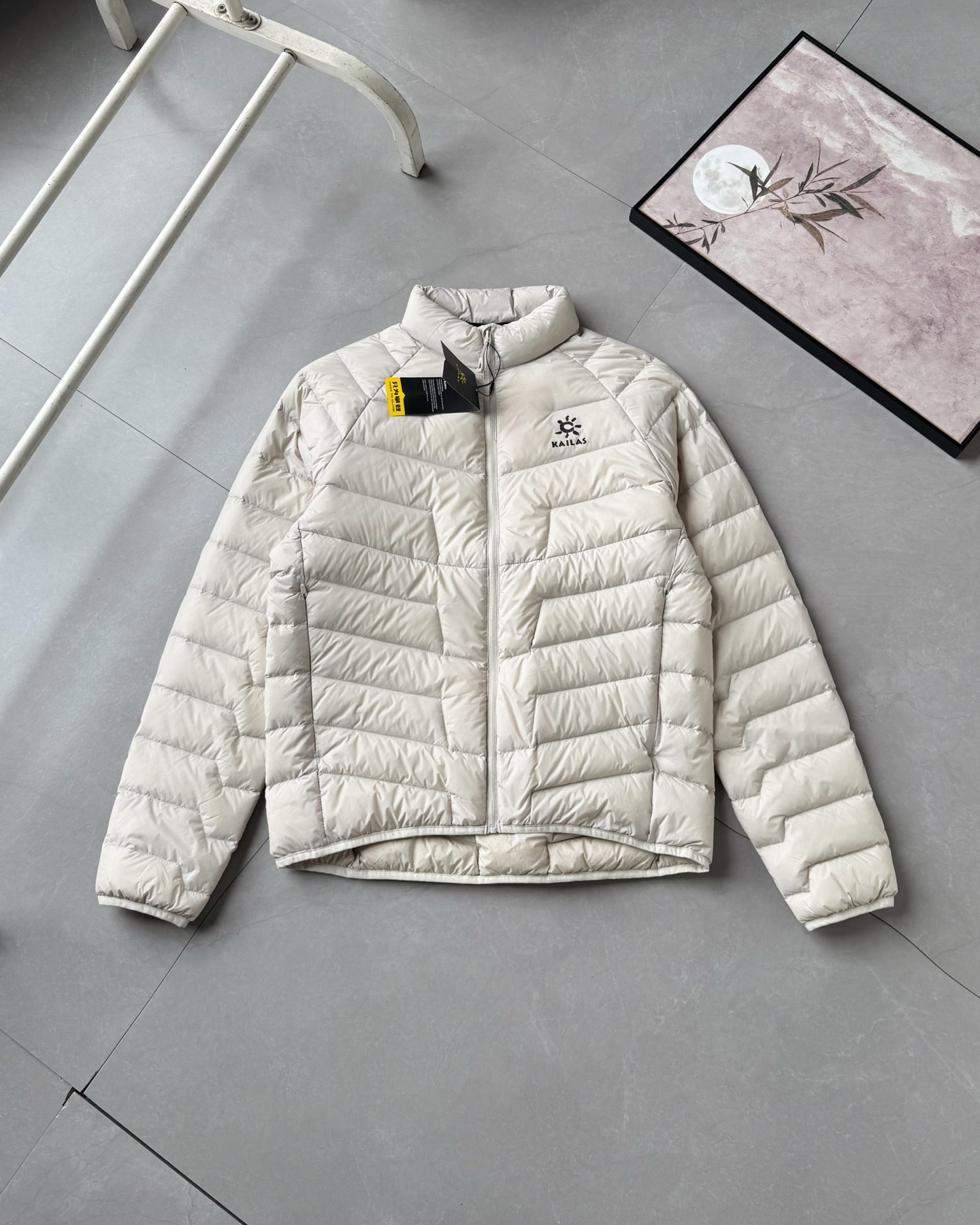 💰230#羽绒服#
KAILAS/凯乐石羽绒服!情侣同款保暖防寒羽绒服!
人手必备!百搭王者!时尚感与保暖兼容的一款!看惯了千篇一律的纯色系列,来点不一样的吧!简约高级感拉满的一款!
KAILAS|全新科技来咯!这是一款可日常通勤外穿可做硬壳冲锋衣保暖层,也可满足山地生活寒冷环境下设计的科技加热羽绒服,具备轻量保暖性、透气性和抗菌性 作保暖外套穿着应对冬天室内室外温差变化较大情况能够恒定保温,穿着不臃肿 核心区采用智能控温科技能自主感知外部温度从而调整形态,对比同重量材质更轻 更保暖 模块化区域设计!易汗区透汽系统帮助快速散热,加速运动排汗透气更舒适!
颜色 黑色 灰白 藏青 。尺码 s-3xl。
尺码:S M L XL 2XL 3XL
后衣长 65 67 69 71 73 75
胸围 106 110 114 118 122 126
下摆 92 96 100 104 108 112
袖长 76.4 78.2 80 81.8 83.6 85.4