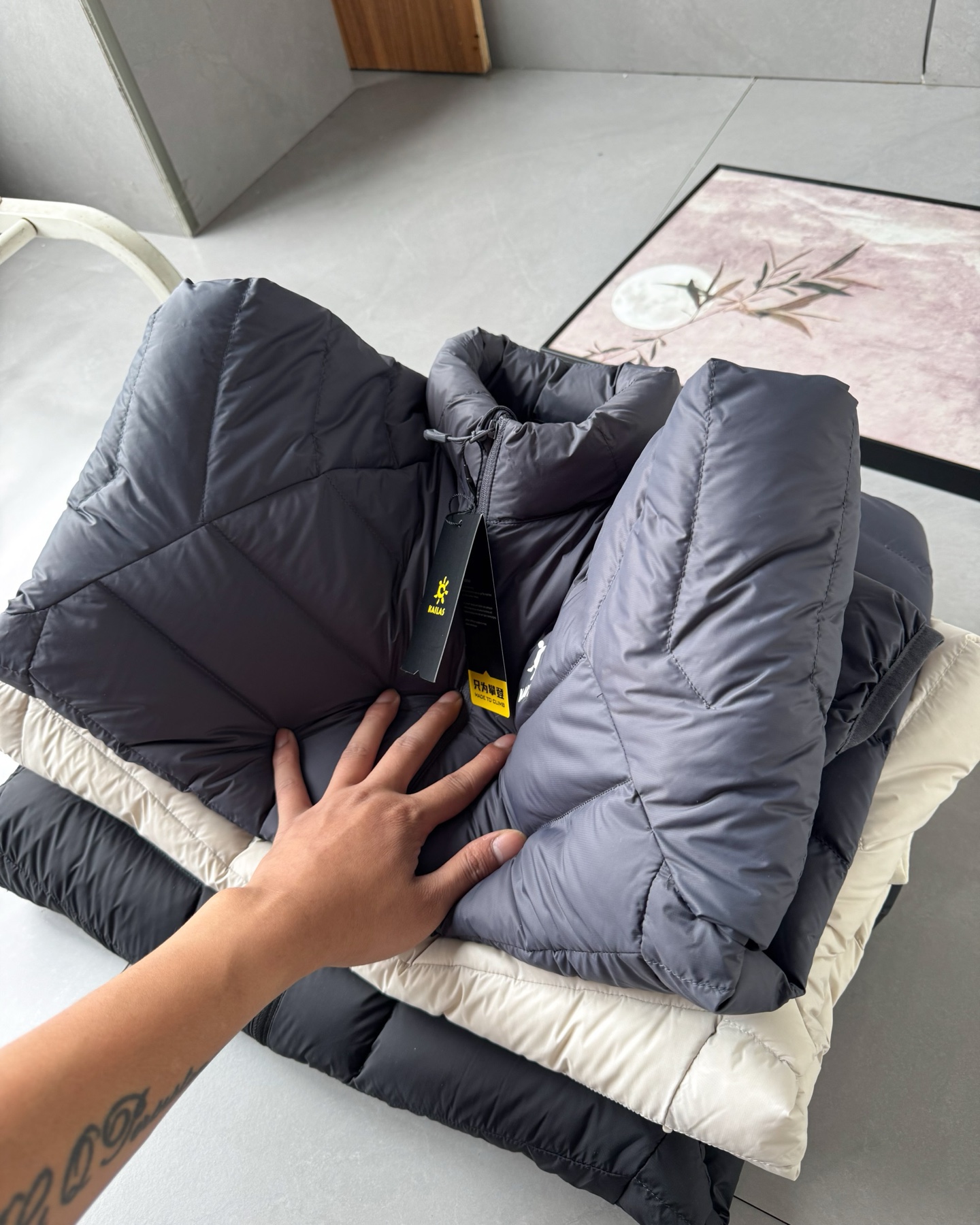 💰230#羽绒服#
KAILAS/凯乐石羽绒服!情侣同款保暖防寒羽绒服!
人手必备!百搭王者!时尚感与保暖兼容的一款!看惯了千篇一律的纯色系列,来点不一样的吧!简约高级感拉满的一款!
KAILAS|全新科技来咯!这是一款可日常通勤外穿可做硬壳冲锋衣保暖层,也可满足山地生活寒冷环境下设计的科技加热羽绒服,具备轻量保暖性、透气性和抗菌性 作保暖外套穿着应对冬天室内室外温差变化较大情况能够恒定保温,穿着不臃肿 核心区采用智能控温科技能自主感知外部温度从而调整形态,对比同重量材质更轻 更保暖 模块化区域设计!易汗区透汽系统帮助快速散热,加速运动排汗透气更舒适!
颜色 黑色 灰白 藏青 。尺码 s-3xl。
尺码:S M L XL 2XL 3XL
后衣长 65 67 69 71 73 75
胸围 106 110 114 118 122 126
下摆 92 96 100 104 108 112
袖长 76.4 78.2 80 81.8 83.6 85.4