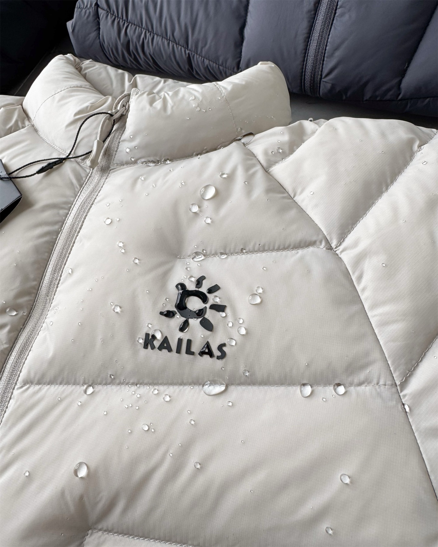 💰230#羽绒服#
KAILAS/凯乐石羽绒服!情侣同款保暖防寒羽绒服!
人手必备!百搭王者!时尚感与保暖兼容的一款!看惯了千篇一律的纯色系列,来点不一样的吧!简约高级感拉满的一款!
KAILAS|全新科技来咯!这是一款可日常通勤外穿可做硬壳冲锋衣保暖层,也可满足山地生活寒冷环境下设计的科技加热羽绒服,具备轻量保暖性、透气性和抗菌性 作保暖外套穿着应对冬天室内室外温差变化较大情况能够恒定保温,穿着不臃肿 核心区采用智能控温科技能自主感知外部温度从而调整形态,对比同重量材质更轻 更保暖 模块化区域设计!易汗区透汽系统帮助快速散热,加速运动排汗透气更舒适!
颜色 黑色 灰白 藏青 。尺码 s-3xl。
尺码:S M L XL 2XL 3XL
后衣长 65 67 69 71 73 75
胸围 106 110 114 118 122 126
下摆 92 96 100 104 108 112
袖长 76.4 78.2 80 81.8 83.6 85.4