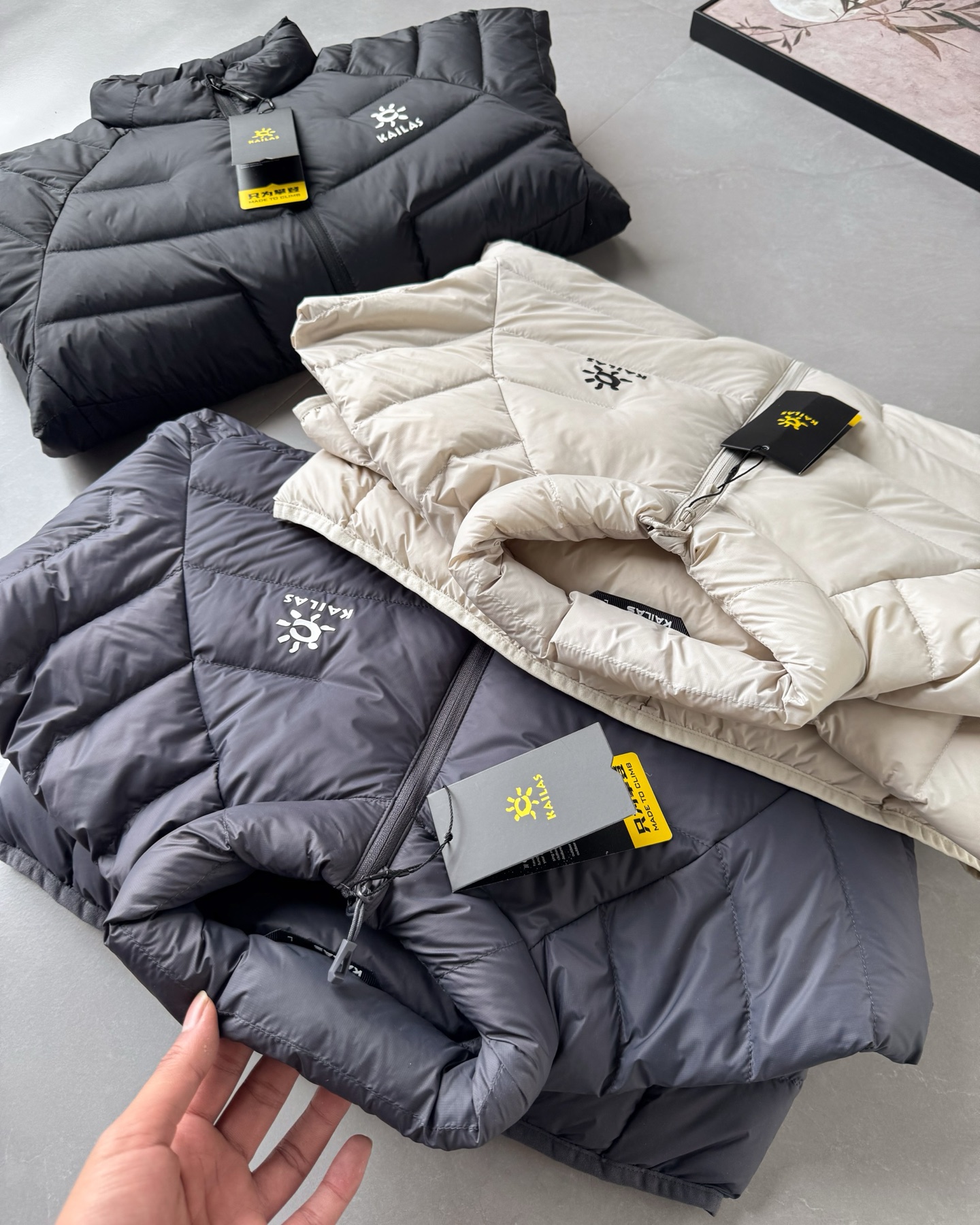 💰230#羽绒服#
KAILAS/凯乐石羽绒服!情侣同款保暖防寒羽绒服!
人手必备!百搭王者!时尚感与保暖兼容的一款!看惯了千篇一律的纯色系列,来点不一样的吧!简约高级感拉满的一款!
KAILAS|全新科技来咯!这是一款可日常通勤外穿可做硬壳冲锋衣保暖层,也可满足山地生活寒冷环境下设计的科技加热羽绒服,具备轻量保暖性、透气性和抗菌性 作保暖外套穿着应对冬天室内室外温差变化较大情况能够恒定保温,穿着不臃肿 核心区采用智能控温科技能自主感知外部温度从而调整形态,对比同重量材质更轻 更保暖 模块化区域设计!易汗区透汽系统帮助快速散热,加速运动排汗透气更舒适!
颜色 黑色 灰白 藏青 。尺码 s-3xl。
尺码:S M L XL 2XL 3XL
后衣长 65 67 69 71 73 75
胸围 106 110 114 118 122 126
下摆 92 96 100 104 108 112
袖长 76.4 78.2 80 81.8 83.6 85.4