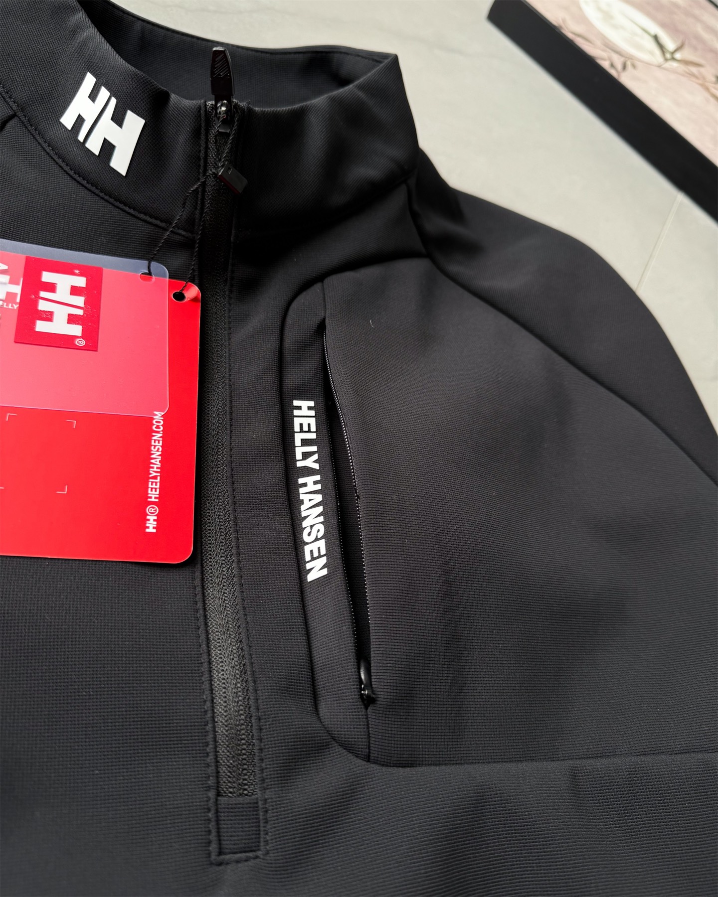 💰105
海丽汉森2025秋季新款半拉套头圆领长袖!
两色齐发,高品质面料和独特设计绝对不会让你失望!
很大气简约的一个款式,真的很好看!
上身柔适透气,面料挺阔有型不坍塌
立体硅胶logo,不花里胡哨,品牌标识感十足,简约大气有质感。
大厂出品,品质过硬,做工细节一丝不苟,三标辅料齐全!
一款很有高级质感的单品 不挑年龄,标准亚洲版型,可单穿可做打底,上身真的帅!强烈推荐入手的一款好货!!
颜色:黑色 军绿。尺码:M-3XL。
size(cm) M L XL 2XL 3XL
胸围 102 106 110 114 118
衣长 66 68 70 72 74
袖长 72 74 76 78 80
建议尺码 身高 (CM) 体重(斤)
M 165-170 130以下
L 170-175 130-145
XL 175-180 145-160
2XL180-185 160-175
3XL185-190 175-190
备注: 尺寸单位cm,因手工测量方式不同,存在1-2cm误差空间