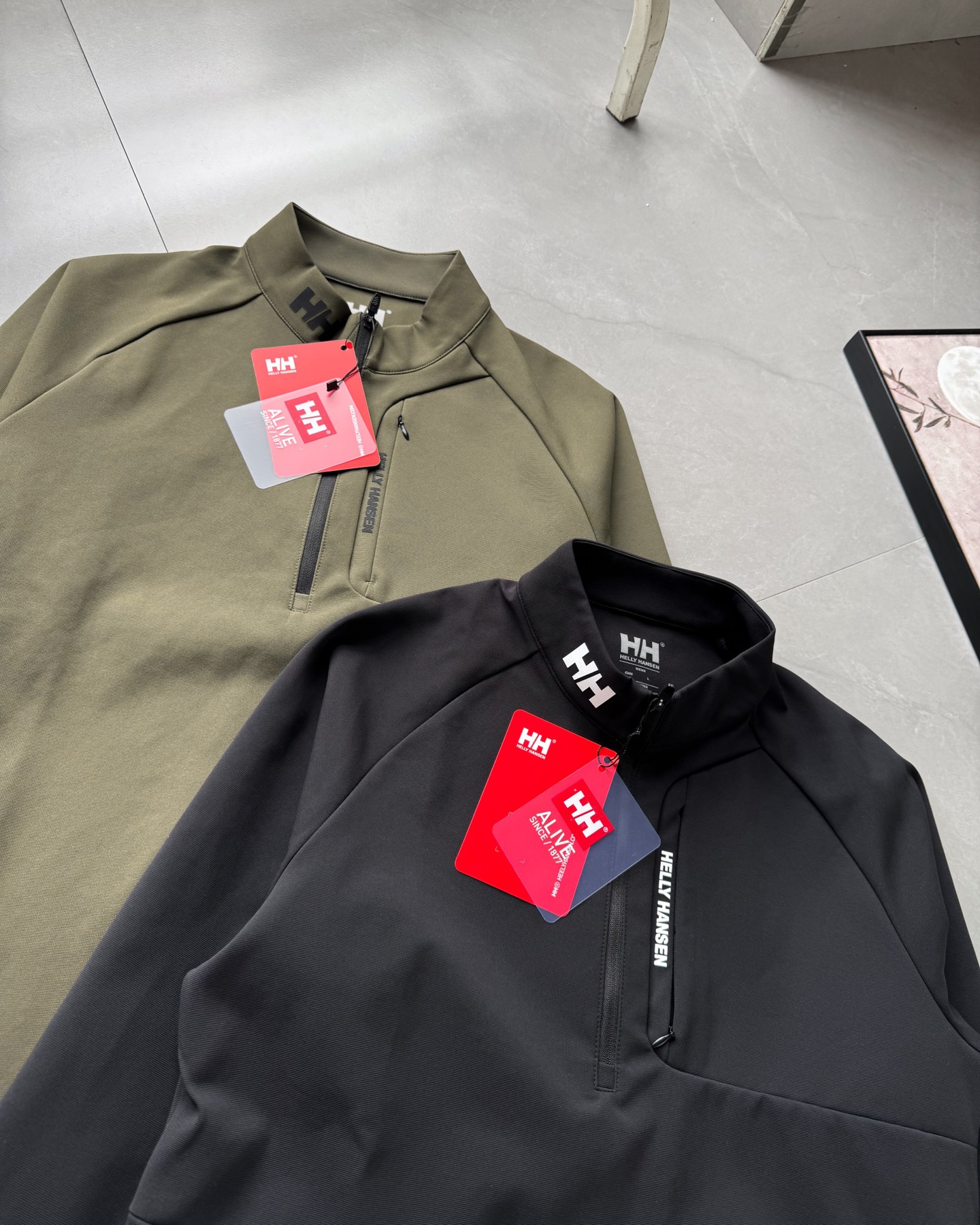 💰105
海丽汉森2025秋季新款半拉套头圆领长袖!
两色齐发,高品质面料和独特设计绝对不会让你失望!
很大气简约的一个款式,真的很好看!
上身柔适透气,面料挺阔有型不坍塌
立体硅胶logo,不花里胡哨,品牌标识感十足,简约大气有质感。
大厂出品,品质过硬,做工细节一丝不苟,三标辅料齐全!
一款很有高级质感的单品 不挑年龄,标准亚洲版型,可单穿可做打底,上身真的帅!强烈推荐入手的一款好货!!
颜色:黑色 军绿。尺码:M-3XL。
size(cm) M L XL 2XL 3XL
胸围 102 106 110 114 118
衣长 66 68 70 72 74
袖长 72 74 76 78 80
建议尺码 身高 (CM) 体重(斤)
M 165-170 130以下
L 170-175 130-145
XL 175-180 145-160
2XL180-185 160-175
3XL185-190 175-190
备注: 尺寸单位cm,因手工测量方式不同,存在1-2cm误差空间