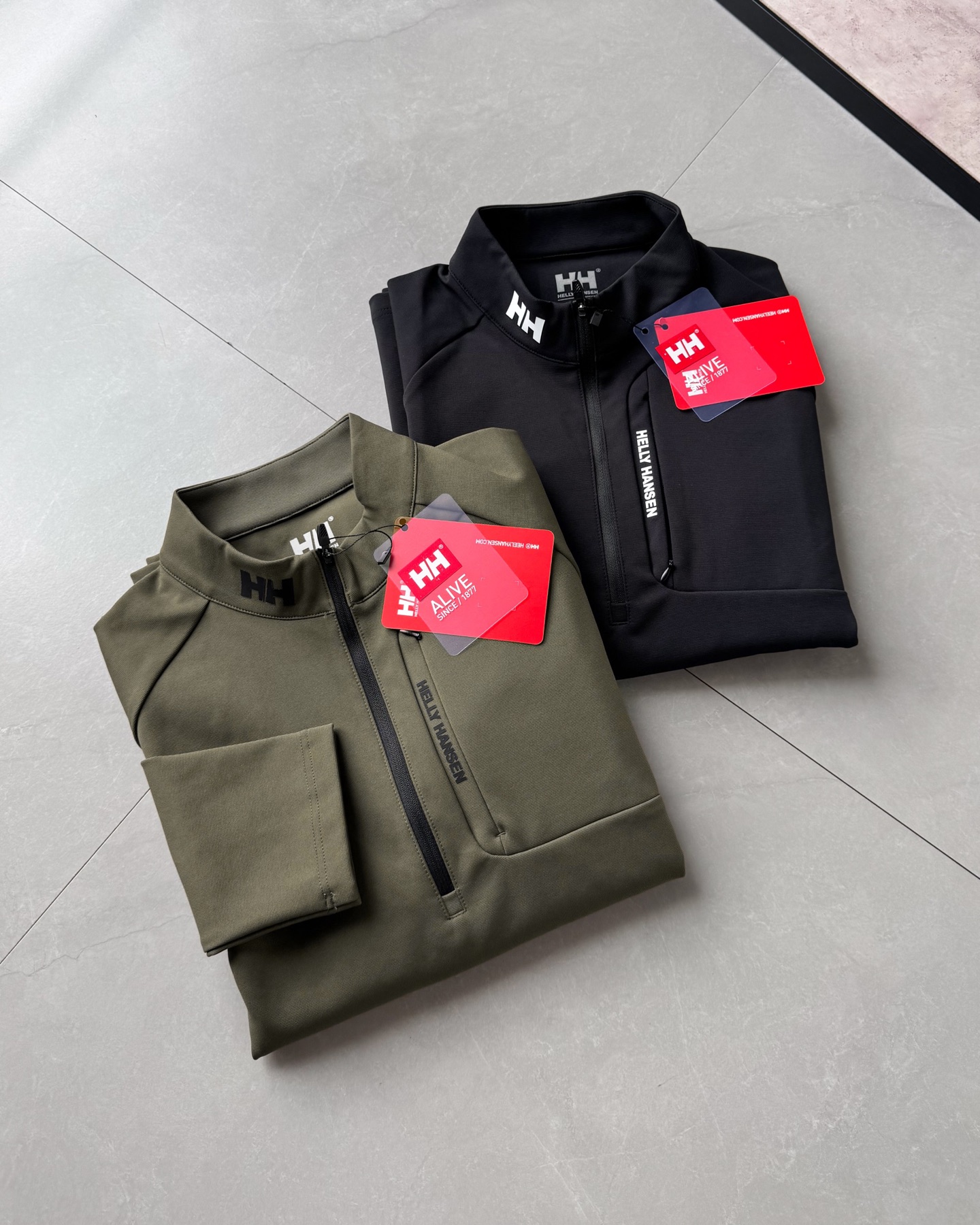 💰105
海丽汉森2025秋季新款半拉套头圆领长袖!
两色齐发,高品质面料和独特设计绝对不会让你失望!
很大气简约的一个款式,真的很好看!
上身柔适透气,面料挺阔有型不坍塌
立体硅胶logo,不花里胡哨,品牌标识感十足,简约大气有质感。
大厂出品,品质过硬,做工细节一丝不苟,三标辅料齐全!
一款很有高级质感的单品 不挑年龄,标准亚洲版型,可单穿可做打底,上身真的帅!强烈推荐入手的一款好货!!
颜色:黑色 军绿。尺码:M-3XL。
size(cm) M L XL 2XL 3XL
胸围 102 106 110 114 118
衣长 66 68 70 72 74
袖长 72 74 76 78 80
建议尺码 身高 (CM) 体重(斤)
M 165-170 130以下
L 170-175 130-145
XL 175-180 145-160
2XL180-185 160-175
3XL185-190 175-190
备注: 尺寸单位cm,因手工测量方式不同,存在1-2cm误差空间