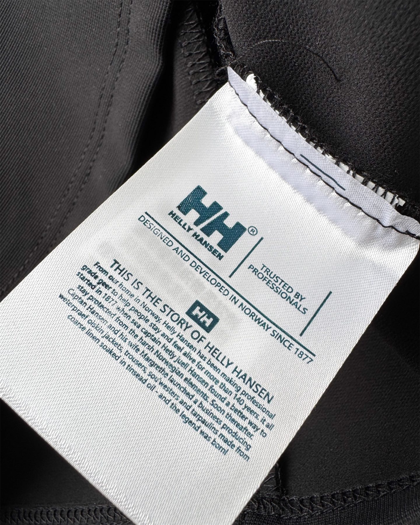 💰105
海丽汉森2025秋季新款半拉套头圆领长袖!
两色齐发,高品质面料和独特设计绝对不会让你失望!
很大气简约的一个款式,真的很好看!
上身柔适透气,面料挺阔有型不坍塌
立体硅胶logo,不花里胡哨,品牌标识感十足,简约大气有质感。
大厂出品,品质过硬,做工细节一丝不苟,三标辅料齐全!
一款很有高级质感的单品 不挑年龄,标准亚洲版型,可单穿可做打底,上身真的帅!强烈推荐入手的一款好货!!
颜色:黑色 军绿。尺码:M-3XL。
size(cm) M L XL 2XL 3XL
胸围 102 106 110 114 118
衣长 66 68 70 72 74
袖长 72 74 76 78 80
建议尺码 身高 (CM) 体重(斤)
M 165-170 130以下
L 170-175 130-145
XL 175-180 145-160
2XL180-185 160-175
3XL185-190 175-190
备注: 尺寸单位cm,因手工测量方式不同,存在1-2cm误差空间