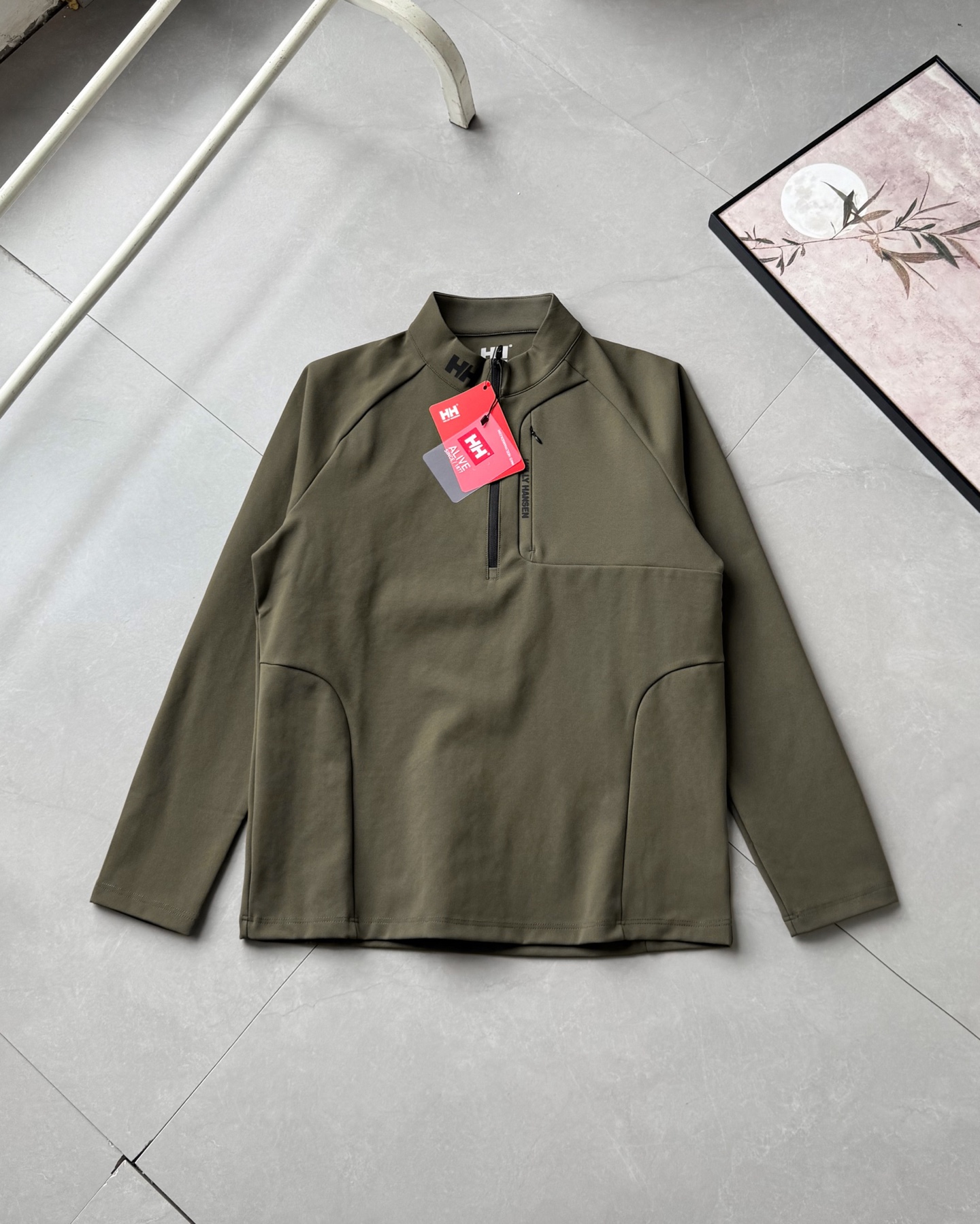 💰105
海丽汉森2025秋季新款半拉套头圆领长袖!
两色齐发,高品质面料和独特设计绝对不会让你失望!
很大气简约的一个款式,真的很好看!
上身柔适透气,面料挺阔有型不坍塌
立体硅胶logo,不花里胡哨,品牌标识感十足,简约大气有质感。
大厂出品,品质过硬,做工细节一丝不苟,三标辅料齐全!
一款很有高级质感的单品 不挑年龄,标准亚洲版型,可单穿可做打底,上身真的帅!强烈推荐入手的一款好货!!
颜色:黑色 军绿。尺码:M-3XL。
size(cm) M L XL 2XL 3XL
胸围 102 106 110 114 118
衣长 66 68 70 72 74
袖长 72 74 76 78 80
建议尺码 身高 (CM) 体重(斤)
M 165-170 130以下
L 170-175 130-145
XL 175-180 145-160
2XL180-185 160-175
3XL185-190 175-190
备注: 尺寸单位cm,因手工测量方式不同,存在1-2cm误差空间