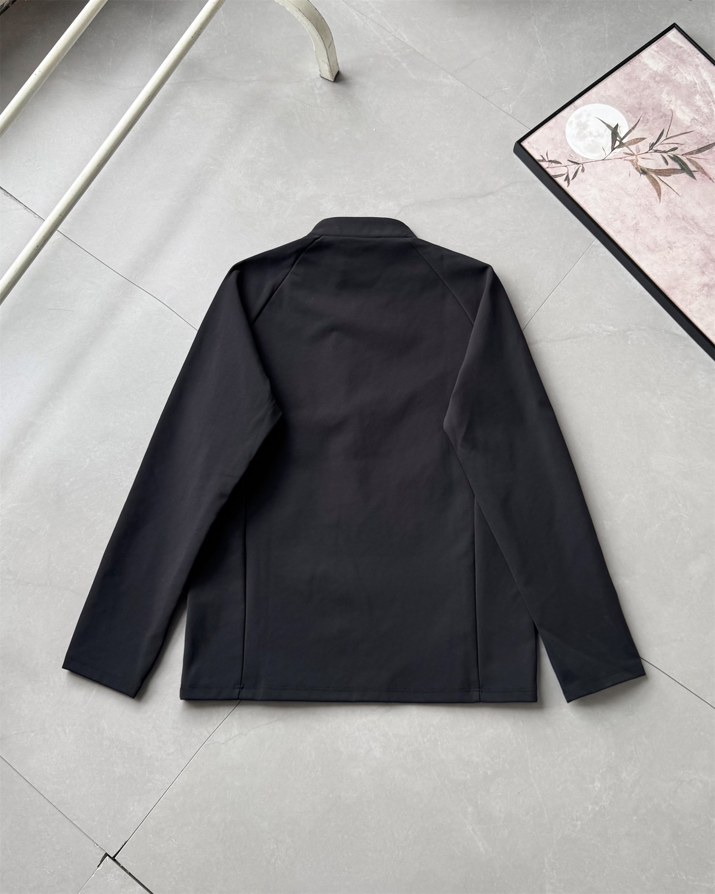 💰105
海丽汉森2025秋季新款半拉套头圆领长袖!
两色齐发,高品质面料和独特设计绝对不会让你失望!
很大气简约的一个款式,真的很好看!
上身柔适透气,面料挺阔有型不坍塌
立体硅胶logo,不花里胡哨,品牌标识感十足,简约大气有质感。
大厂出品,品质过硬,做工细节一丝不苟,三标辅料齐全!
一款很有高级质感的单品 不挑年龄,标准亚洲版型,可单穿可做打底,上身真的帅!强烈推荐入手的一款好货!!
颜色:黑色 军绿。尺码:M-3XL。
size(cm) M L XL 2XL 3XL
胸围 102 106 110 114 118
衣长 66 68 70 72 74
袖长 72 74 76 78 80
建议尺码 身高 (CM) 体重(斤)
M 165-170 130以下
L 170-175 130-145
XL 175-180 145-160
2XL180-185 160-175
3XL185-190 175-190
备注: 尺寸单位cm,因手工测量方式不同,存在1-2cm误差空间