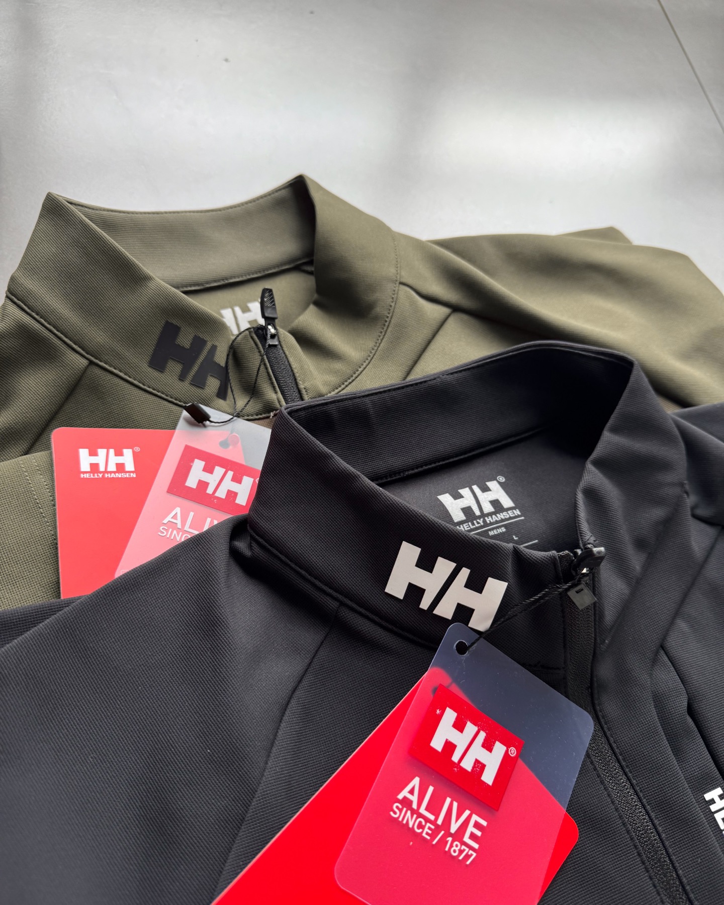 💰105
海丽汉森2025秋季新款半拉套头圆领长袖!
两色齐发,高品质面料和独特设计绝对不会让你失望!
很大气简约的一个款式,真的很好看!
上身柔适透气,面料挺阔有型不坍塌
立体硅胶logo,不花里胡哨,品牌标识感十足,简约大气有质感。
大厂出品,品质过硬,做工细节一丝不苟,三标辅料齐全!
一款很有高级质感的单品 不挑年龄,标准亚洲版型,可单穿可做打底,上身真的帅!强烈推荐入手的一款好货!!
颜色:黑色 军绿。尺码:M-3XL。
size(cm) M L XL 2XL 3XL
胸围 102 106 110 114 118
衣长 66 68 70 72 74
袖长 72 74 76 78 80
建议尺码 身高 (CM) 体重(斤)
M 165-170 130以下
L 170-175 130-145
XL 175-180 145-160
2XL180-185 160-175
3XL185-190 175-190
备注: 尺寸单位cm,因手工测量方式不同,存在1-2cm误差空间