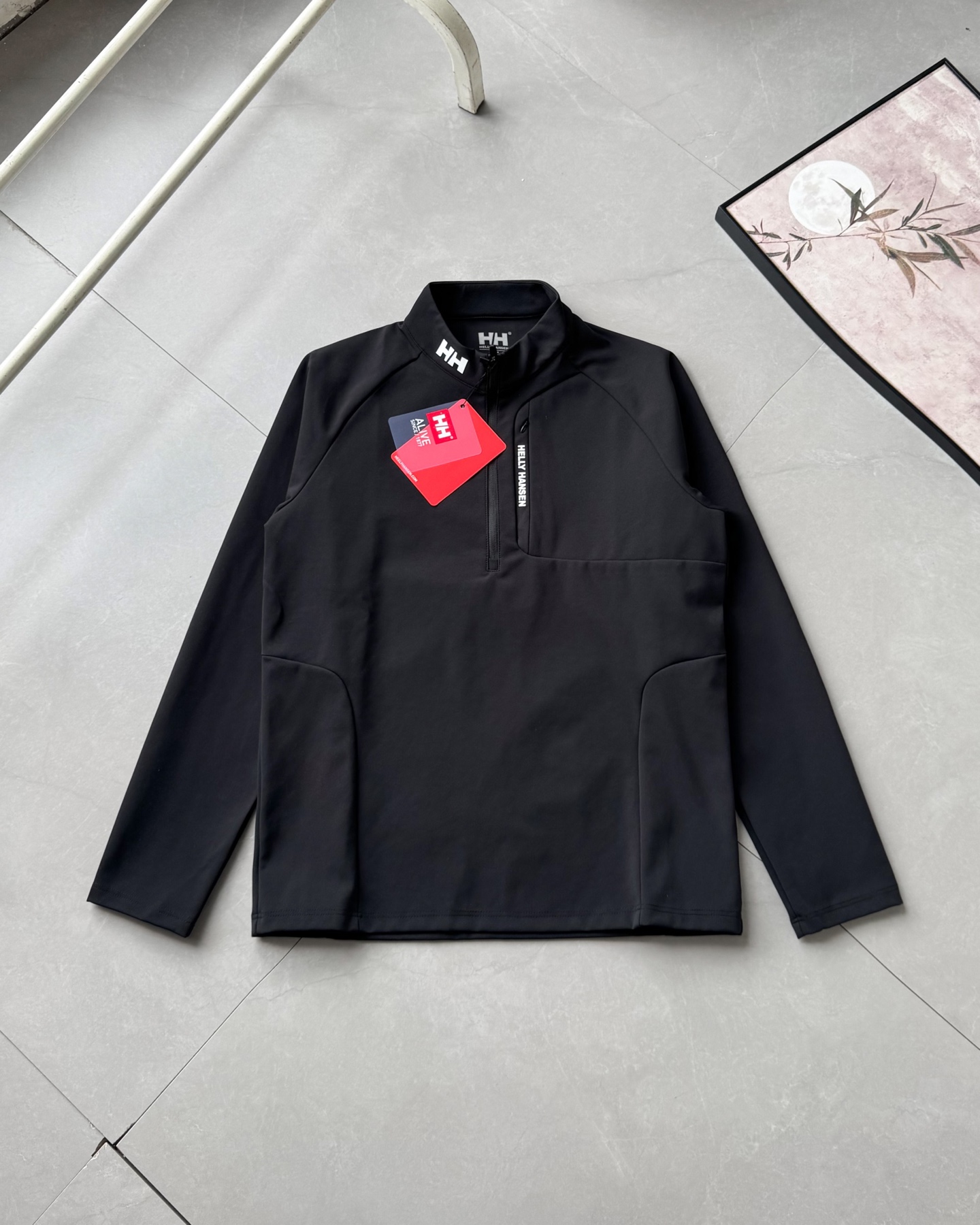 💰105
海丽汉森2025秋季新款半拉套头圆领长袖!
两色齐发,高品质面料和独特设计绝对不会让你失望!
很大气简约的一个款式,真的很好看!
上身柔适透气,面料挺阔有型不坍塌
立体硅胶logo,不花里胡哨,品牌标识感十足,简约大气有质感。
大厂出品,品质过硬,做工细节一丝不苟,三标辅料齐全!
一款很有高级质感的单品 不挑年龄,标准亚洲版型,可单穿可做打底,上身真的帅!强烈推荐入手的一款好货!!
颜色:黑色 军绿。尺码:M-3XL。
size(cm) M L XL 2XL 3XL
胸围 102 106 110 114 118
衣长 66 68 70 72 74
袖长 72 74 76 78 80
建议尺码 身高 (CM) 体重(斤)
M 165-170 130以下
L 170-175 130-145
XL 175-180 145-160
2XL180-185 160-175
3XL185-190 175-190
备注: 尺寸单位cm,因手工测量方式不同,存在1-2cm误差空间