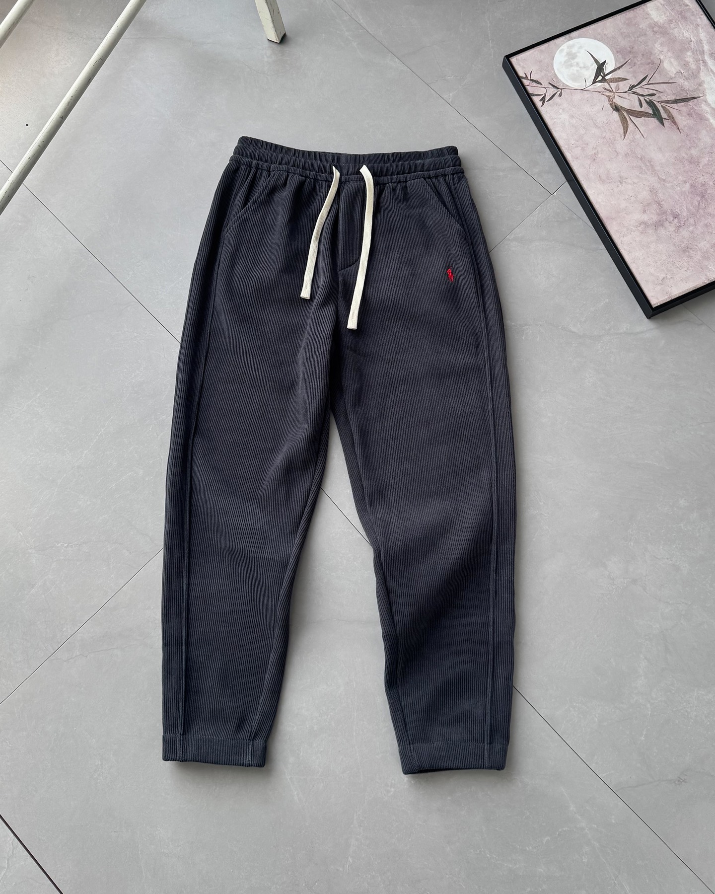 💰105#加绒#
拉夫劳伦长裤Polo Ralph Lauren FW25 纯色小马刺绣抽绳系带直筒休闲裤男女同款
【拉夫劳伦Ralph Lauren纯色小马刺绣logo简约休闲阔腿长裤

[1]拉夫劳伦Ralph Lauren经典基础百搭男女同款直筒拼接情侣直筒裤

[2]锦棉罗马布拼接工艺 

[3]版型还原原单 最大码数可穿195斤 宽松舒适无压力
拉夫劳伦/polo2025最新款灯芯绒纯棉加绒裤 高端刺绣logo，简单大气，年龄跨度大，此款采用专柜客供灯芯绒全棉加绒面料，柔软舒适，品质非常好，采用专柜密度定制，面料经过水洗，不褪色，不起球，不缩水，我们家货的品质大可放心，原单工厂代加工生产，绝对与专柜品质媲美！喜欢的老铁们可以入手啦！
这条裤子穿上也真的是更有型， 可以驾驭任何休闲鞋
颜色:黑色  深灰   浅灰
尺码：S-3XL 
S裤长100腰围75臀围98脚口33
M裤长101腰围79臀围102脚口34 
L裤长102腰围83臀围107脚口35 
XL 裤长103腰围87臀围111脚口36 
2XL裤长104腰围91臀围115脚口37 
3ⅩL裤长105腰围95臀围119脚口38.