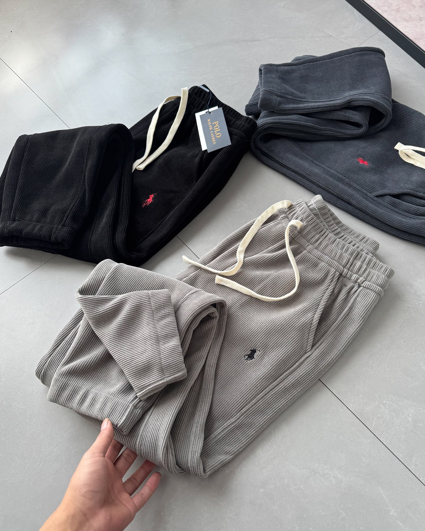 💰105#加绒#
拉夫劳伦长裤Polo Ralph Lauren FW25 纯色小马刺绣抽绳系带直筒休闲裤男女同款
【拉夫劳伦Ralph Lauren纯色小马刺绣logo简约休闲阔腿长裤

[1]拉夫劳伦Ralph Lauren经典基础百搭男女同款直筒拼接情侣直筒裤

[2]锦棉罗马布拼接工艺 

[3]版型还原原单 最大码数可穿195斤 宽松舒适无压力
拉夫劳伦/polo2025最新款灯芯绒纯棉加绒裤 高端刺绣logo，简单大气，年龄跨度大，此款采用专柜客供灯芯绒全棉加绒面料，柔软舒适，品质非常好，采用专柜密度定制，面料经过水洗，不褪色，不起球，不缩水，我们家货的品质大可放心，原单工厂代加工生产，绝对与专柜品质媲美！喜欢的老铁们可以入手啦！
这条裤子穿上也真的是更有型， 可以驾驭任何休闲鞋
颜色:黑色  深灰   浅灰
尺码：S-3XL 
S裤长100腰围75臀围98脚口33
M裤长101腰围79臀围102脚口34 
L裤长102腰围83臀围107脚口35 
XL 裤长103腰围87臀围111脚口36 
2XL裤长104腰围91臀围115脚口37 
3ⅩL裤长105腰围95臀围119脚口38.