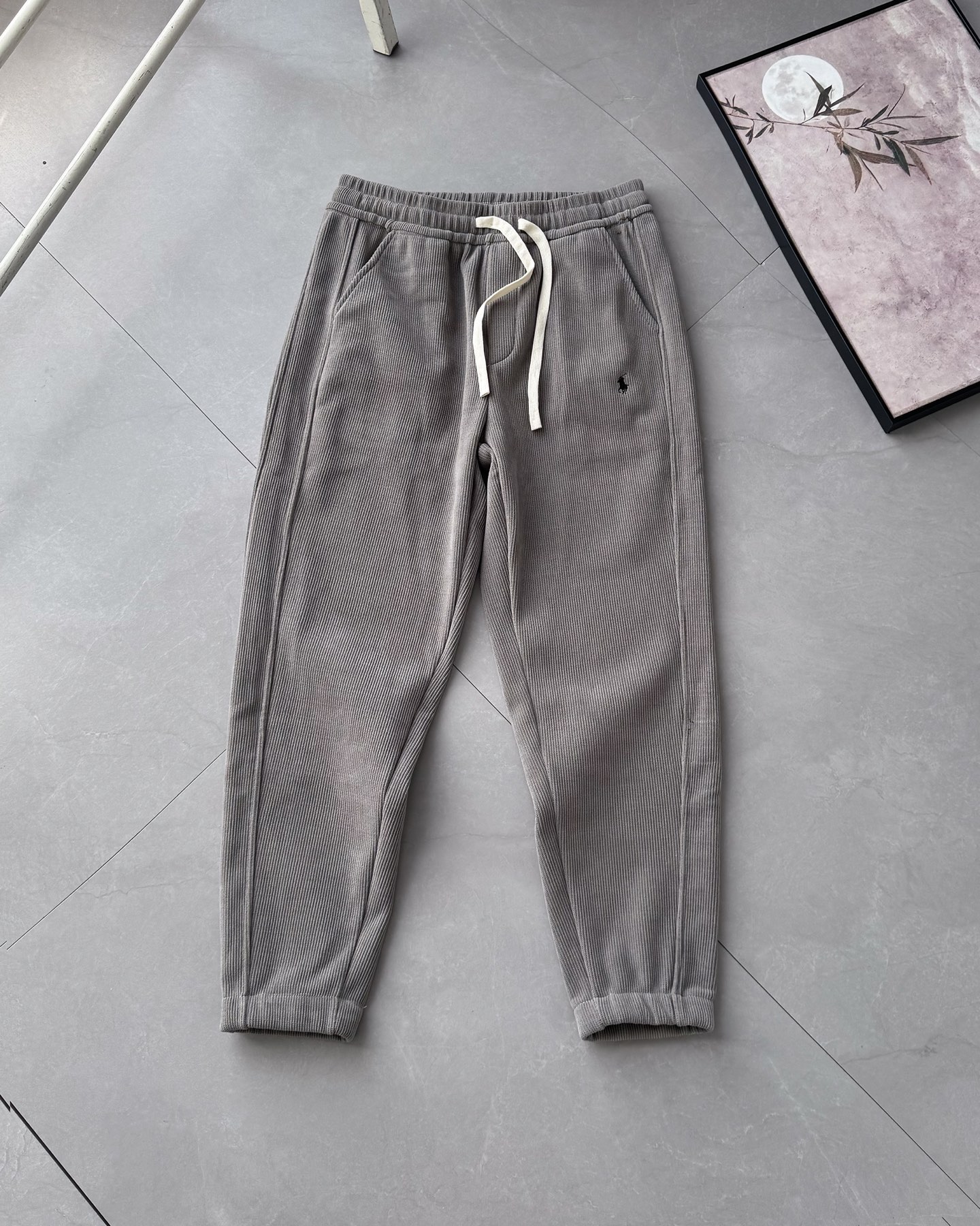 💰105#加绒#
拉夫劳伦长裤Polo Ralph Lauren FW25 纯色小马刺绣抽绳系带直筒休闲裤男女同款
【拉夫劳伦Ralph Lauren纯色小马刺绣logo简约休闲阔腿长裤

[1]拉夫劳伦Ralph Lauren经典基础百搭男女同款直筒拼接情侣直筒裤

[2]锦棉罗马布拼接工艺 

[3]版型还原原单 最大码数可穿195斤 宽松舒适无压力
拉夫劳伦/polo2025最新款灯芯绒纯棉加绒裤 高端刺绣logo，简单大气，年龄跨度大，此款采用专柜客供灯芯绒全棉加绒面料，柔软舒适，品质非常好，采用专柜密度定制，面料经过水洗，不褪色，不起球，不缩水，我们家货的品质大可放心，原单工厂代加工生产，绝对与专柜品质媲美！喜欢的老铁们可以入手啦！
这条裤子穿上也真的是更有型， 可以驾驭任何休闲鞋
颜色:黑色  深灰   浅灰
尺码：S-3XL 
S裤长100腰围75臀围98脚口33
M裤长101腰围79臀围102脚口34 
L裤长102腰围83臀围107脚口35 
XL 裤长103腰围87臀围111脚口36 
2XL裤长104腰围91臀围115脚口37 
3ⅩL裤长105腰围95臀围119脚口38.