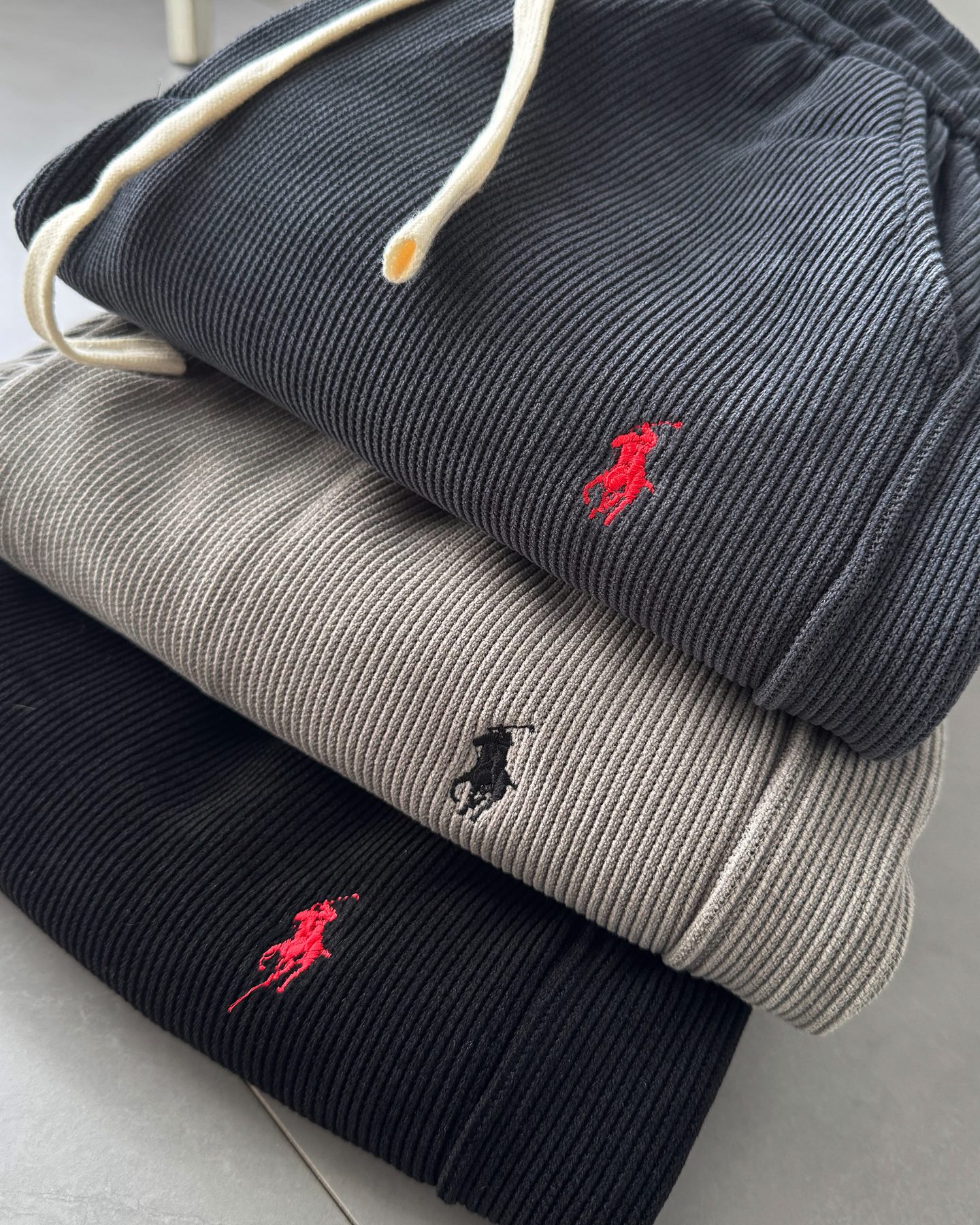 💰105#加绒#
拉夫劳伦长裤Polo Ralph Lauren FW25 纯色小马刺绣抽绳系带直筒休闲裤男女同款
【拉夫劳伦Ralph Lauren纯色小马刺绣logo简约休闲阔腿长裤

[1]拉夫劳伦Ralph Lauren经典基础百搭男女同款直筒拼接情侣直筒裤

[2]锦棉罗马布拼接工艺 

[3]版型还原原单 最大码数可穿195斤 宽松舒适无压力
拉夫劳伦/polo2025最新款灯芯绒纯棉加绒裤 高端刺绣logo，简单大气，年龄跨度大，此款采用专柜客供灯芯绒全棉加绒面料，柔软舒适，品质非常好，采用专柜密度定制，面料经过水洗，不褪色，不起球，不缩水，我们家货的品质大可放心，原单工厂代加工生产，绝对与专柜品质媲美！喜欢的老铁们可以入手啦！
这条裤子穿上也真的是更有型， 可以驾驭任何休闲鞋
颜色:黑色  深灰   浅灰
尺码：S-3XL 
S裤长100腰围75臀围98脚口33
M裤长101腰围79臀围102脚口34 
L裤长102腰围83臀围107脚口35 
XL 裤长103腰围87臀围111脚口36 
2XL裤长104腰围91臀围115脚口37 
3ⅩL裤长105腰围95臀围119脚口38.