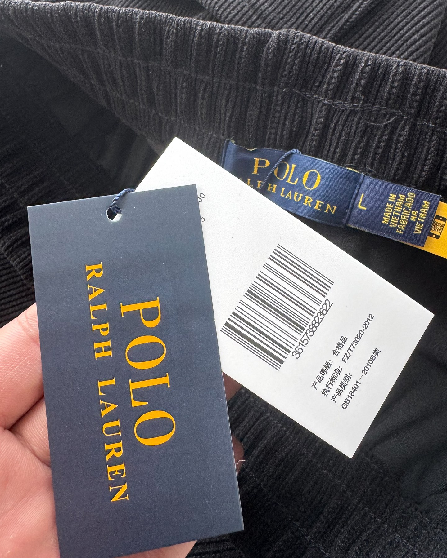 💰105#加绒#
拉夫劳伦长裤Polo Ralph Lauren FW25 纯色小马刺绣抽绳系带直筒休闲裤男女同款
【拉夫劳伦Ralph Lauren纯色小马刺绣logo简约休闲阔腿长裤

[1]拉夫劳伦Ralph Lauren经典基础百搭男女同款直筒拼接情侣直筒裤

[2]锦棉罗马布拼接工艺 

[3]版型还原原单 最大码数可穿195斤 宽松舒适无压力
拉夫劳伦/polo2025最新款灯芯绒纯棉加绒裤 高端刺绣logo，简单大气，年龄跨度大，此款采用专柜客供灯芯绒全棉加绒面料，柔软舒适，品质非常好，采用专柜密度定制，面料经过水洗，不褪色，不起球，不缩水，我们家货的品质大可放心，原单工厂代加工生产，绝对与专柜品质媲美！喜欢的老铁们可以入手啦！
这条裤子穿上也真的是更有型， 可以驾驭任何休闲鞋
颜色:黑色  深灰   浅灰
尺码：S-3XL 
S裤长100腰围75臀围98脚口33
M裤长101腰围79臀围102脚口34 
L裤长102腰围83臀围107脚口35 
XL 裤长103腰围87臀围111脚口36 
2XL裤长104腰围91臀围115脚口37 
3ⅩL裤长105腰围95臀围119脚口38.