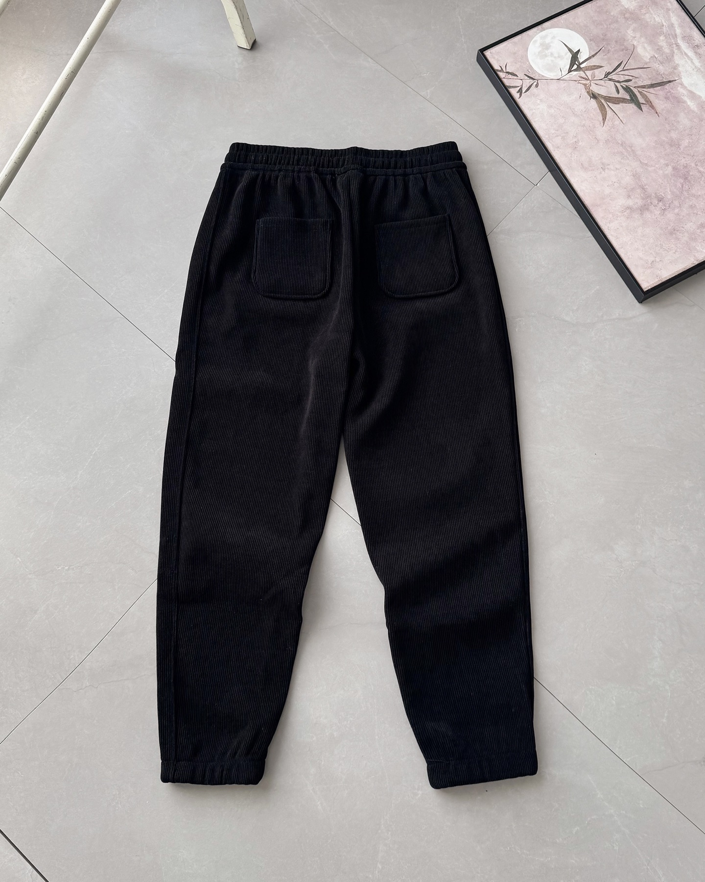 💰105#加绒#
拉夫劳伦长裤Polo Ralph Lauren FW25 纯色小马刺绣抽绳系带直筒休闲裤男女同款
【拉夫劳伦Ralph Lauren纯色小马刺绣logo简约休闲阔腿长裤

[1]拉夫劳伦Ralph Lauren经典基础百搭男女同款直筒拼接情侣直筒裤

[2]锦棉罗马布拼接工艺 

[3]版型还原原单 最大码数可穿195斤 宽松舒适无压力
拉夫劳伦/polo2025最新款灯芯绒纯棉加绒裤 高端刺绣logo，简单大气，年龄跨度大，此款采用专柜客供灯芯绒全棉加绒面料，柔软舒适，品质非常好，采用专柜密度定制，面料经过水洗，不褪色，不起球，不缩水，我们家货的品质大可放心，原单工厂代加工生产，绝对与专柜品质媲美！喜欢的老铁们可以入手啦！
这条裤子穿上也真的是更有型， 可以驾驭任何休闲鞋
颜色:黑色  深灰   浅灰
尺码：S-3XL 
S裤长100腰围75臀围98脚口33
M裤长101腰围79臀围102脚口34 
L裤长102腰围83臀围107脚口35 
XL 裤长103腰围87臀围111脚口36 
2XL裤长104腰围91臀围115脚口37 
3ⅩL裤长105腰围95臀围119脚口38.