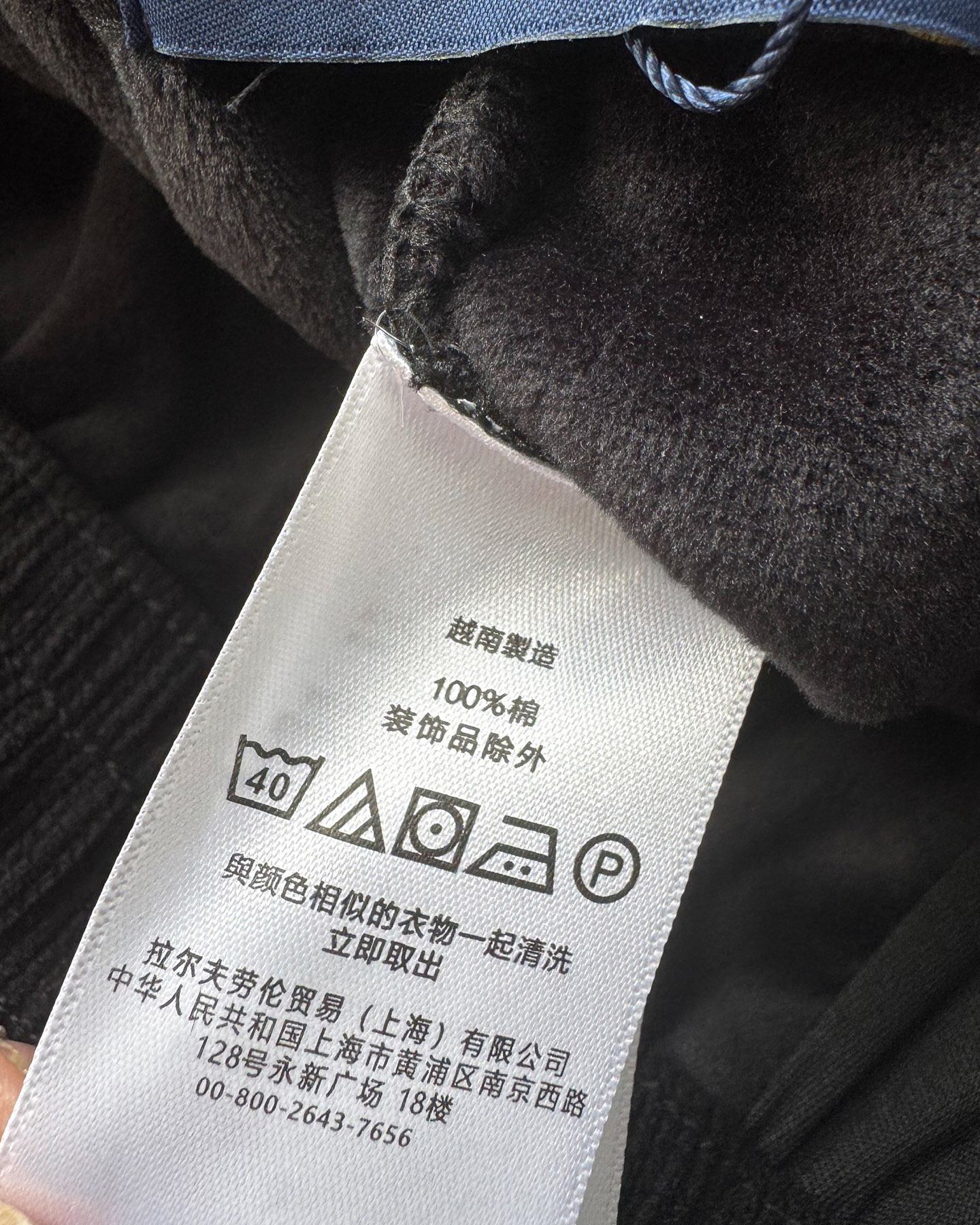 💰105#加绒#
拉夫劳伦长裤Polo Ralph Lauren FW25 纯色小马刺绣抽绳系带直筒休闲裤男女同款
【拉夫劳伦Ralph Lauren纯色小马刺绣logo简约休闲阔腿长裤

[1]拉夫劳伦Ralph Lauren经典基础百搭男女同款直筒拼接情侣直筒裤

[2]锦棉罗马布拼接工艺 

[3]版型还原原单 最大码数可穿195斤 宽松舒适无压力
拉夫劳伦/polo2025最新款灯芯绒纯棉加绒裤 高端刺绣logo，简单大气，年龄跨度大，此款采用专柜客供灯芯绒全棉加绒面料，柔软舒适，品质非常好，采用专柜密度定制，面料经过水洗，不褪色，不起球，不缩水，我们家货的品质大可放心，原单工厂代加工生产，绝对与专柜品质媲美！喜欢的老铁们可以入手啦！
这条裤子穿上也真的是更有型， 可以驾驭任何休闲鞋
颜色:黑色  深灰   浅灰
尺码：S-3XL 
S裤长100腰围75臀围98脚口33
M裤长101腰围79臀围102脚口34 
L裤长102腰围83臀围107脚口35 
XL 裤长103腰围87臀围111脚口36 
2XL裤长104腰围91臀围115脚口37 
3ⅩL裤长105腰围95臀围119脚口38.