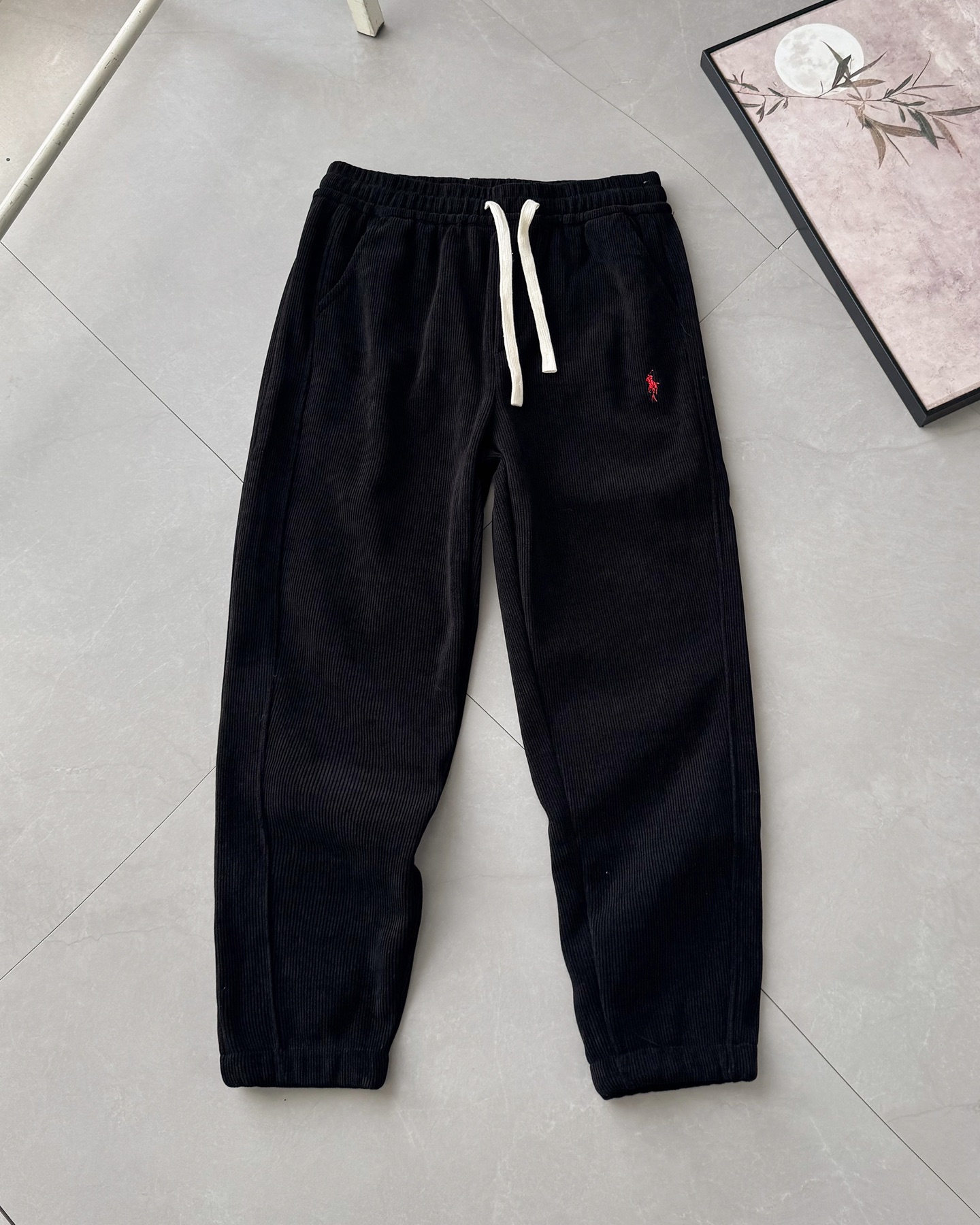 💰105#加绒#
拉夫劳伦长裤Polo Ralph Lauren FW25 纯色小马刺绣抽绳系带直筒休闲裤男女同款
【拉夫劳伦Ralph Lauren纯色小马刺绣logo简约休闲阔腿长裤

[1]拉夫劳伦Ralph Lauren经典基础百搭男女同款直筒拼接情侣直筒裤

[2]锦棉罗马布拼接工艺 

[3]版型还原原单 最大码数可穿195斤 宽松舒适无压力
拉夫劳伦/polo2025最新款灯芯绒纯棉加绒裤 高端刺绣logo，简单大气，年龄跨度大，此款采用专柜客供灯芯绒全棉加绒面料，柔软舒适，品质非常好，采用专柜密度定制，面料经过水洗，不褪色，不起球，不缩水，我们家货的品质大可放心，原单工厂代加工生产，绝对与专柜品质媲美！喜欢的老铁们可以入手啦！
这条裤子穿上也真的是更有型， 可以驾驭任何休闲鞋
颜色:黑色  深灰   浅灰
尺码：S-3XL 
S裤长100腰围75臀围98脚口33
M裤长101腰围79臀围102脚口34 
L裤长102腰围83臀围107脚口35 
XL 裤长103腰围87臀围111脚口36 
2XL裤长104腰围91臀围115脚口37 
3ⅩL裤长105腰围95臀围119脚口38.