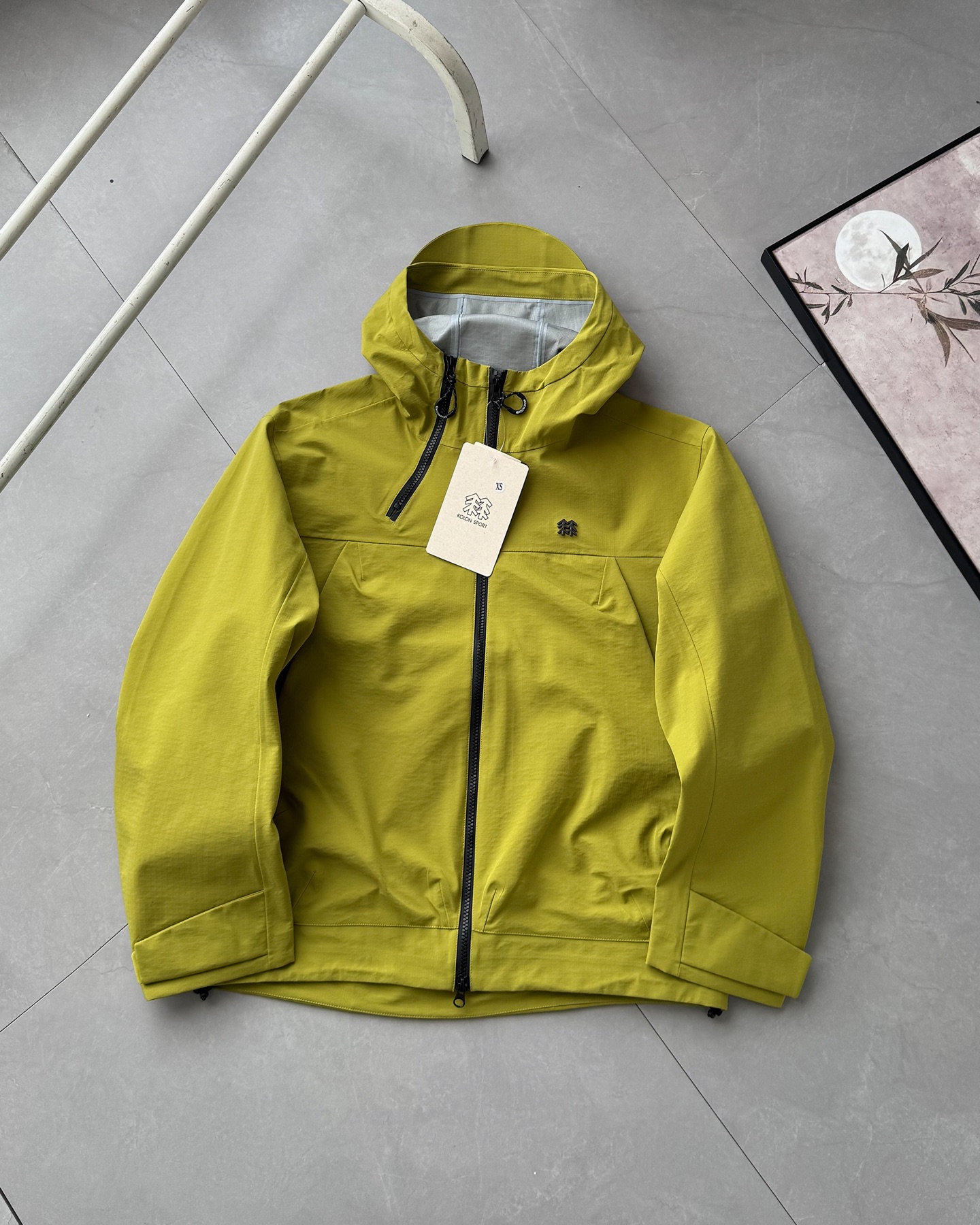 💰280#(尺码比较偏大)胡歌 刘诗诗明星同款 最高版本 区别市场通货
KOLON SPORT可隆 25年新品冲锋衣明星同款 城市户外双修冲锋衣夹克外套
1:1复刻 甄选高密度机能面料,具备优秀的防风、防泼水性能,同时保持良好透气性与穿着舒适感,适配城市通勤及户外活动双重场景。
采用立体版型设计,肩部、袖口等活动部位贴合人体工学,穿着灵活不紧绷。拼接走线平整利落,强化整体耐用性。
高领连帽设计,帽檐加固更具支撑力,阻风效果更强 双向防水拉链,提升使用便利性同时防止雨水渗入袖口魔术贴调节,贴合不同手腕粗细,稳固防风 胸前低调小标刺绣点缀,极简风格更显质感
城市与户外的完美融合,多色可选,风格百搭,轻便易携,是日常通勤、旅行出行、登山徒步的理想之选。每一处细节都在诠释高性能与实穿美学的统一,实物拍摄,细节完美的一款外套,秋冬必入款!
-颜色:极地白 黑色 梅紫色 黄色 咖色 幽绿色
-尺码:XS-2XL
尺码偏大尽量按推荐尺码拍
XS身高160-165体重90-120。 S身高165-175体重125-135。 M身高175-185。体重135 -145。 L身高175-190。体重150-165。 XL身高175-190。体重170−190. 2XL身高175-190。 体重190-230。
尺码 胸围 衣长 肩宽
XS 125。 70。 50。 S 130 71 52
M 135 72 54
L 140 74 56
XL 145 76 58
XXL 150 78 60