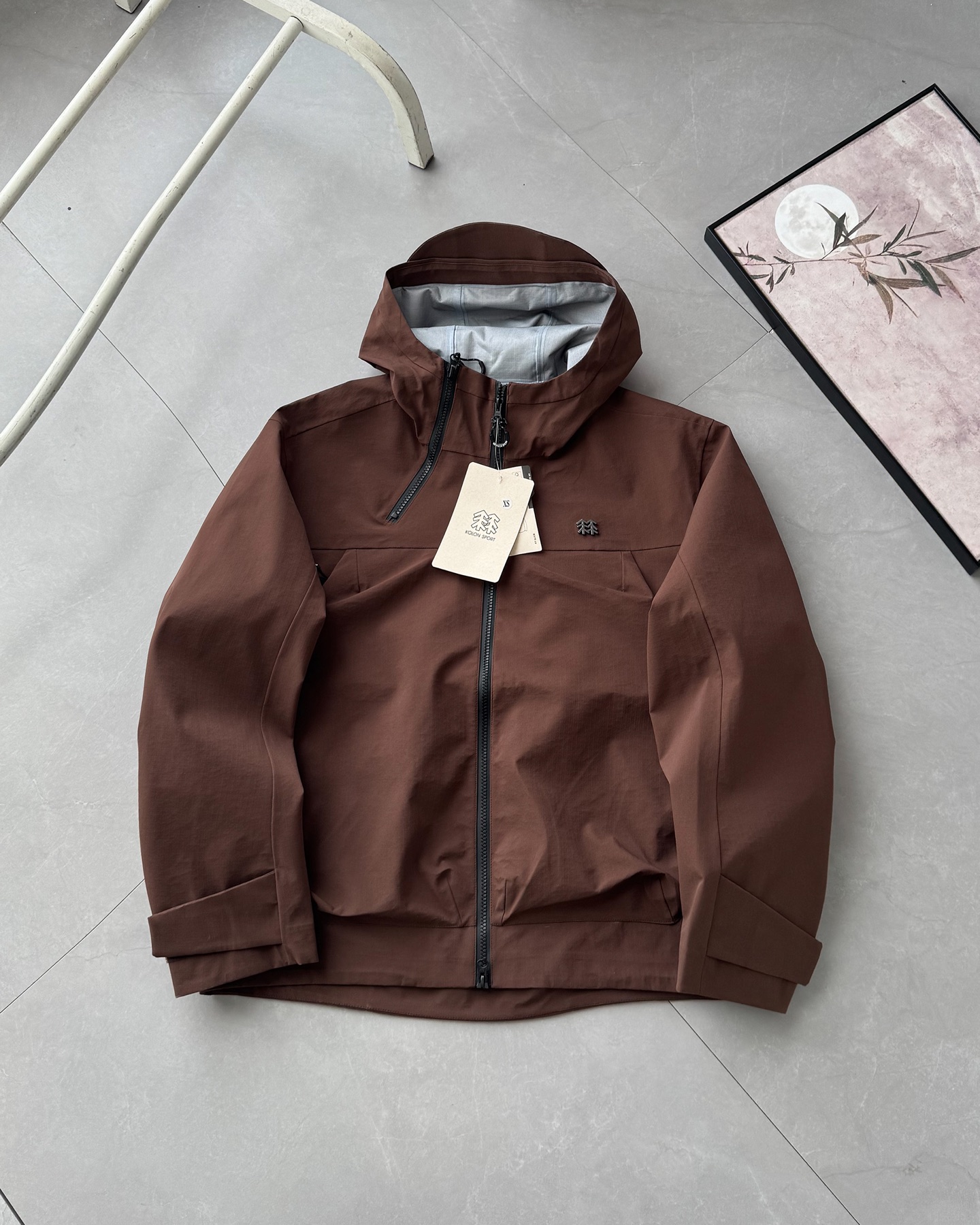 💰280#(尺码比较偏大)胡歌 刘诗诗明星同款 最高版本 区别市场通货
KOLON SPORT可隆 25年新品冲锋衣明星同款 城市户外双修冲锋衣夹克外套
1:1复刻 甄选高密度机能面料,具备优秀的防风、防泼水性能,同时保持良好透气性与穿着舒适感,适配城市通勤及户外活动双重场景。
采用立体版型设计,肩部、袖口等活动部位贴合人体工学,穿着灵活不紧绷。拼接走线平整利落,强化整体耐用性。
高领连帽设计,帽檐加固更具支撑力,阻风效果更强 双向防水拉链,提升使用便利性同时防止雨水渗入袖口魔术贴调节,贴合不同手腕粗细,稳固防风 胸前低调小标刺绣点缀,极简风格更显质感
城市与户外的完美融合,多色可选,风格百搭,轻便易携,是日常通勤、旅行出行、登山徒步的理想之选。每一处细节都在诠释高性能与实穿美学的统一,实物拍摄,细节完美的一款外套,秋冬必入款!
-颜色:极地白 黑色 梅紫色 黄色 咖色 幽绿色
-尺码:XS-2XL
尺码偏大尽量按推荐尺码拍
XS身高160-165体重90-120。 S身高165-175体重125-135。 M身高175-185。体重135 -145。 L身高175-190。体重150-165。 XL身高175-190。体重170−190. 2XL身高175-190。 体重190-230。
尺码 胸围 衣长 肩宽
XS 125。 70。 50。 S 130 71 52
M 135 72 54
L 140 74 56
XL 145 76 58
XXL 150 78 60