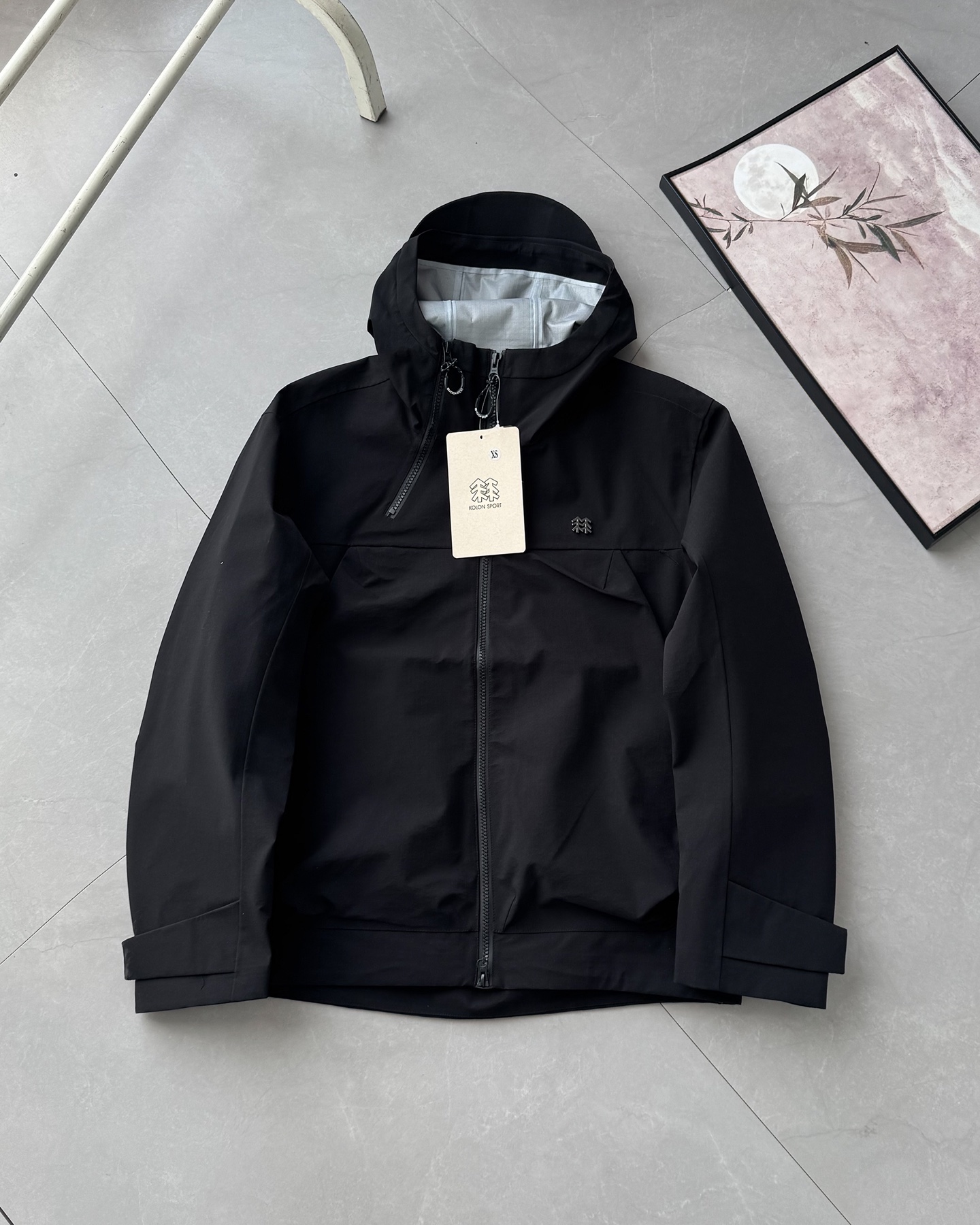 💰280#(尺码比较偏大)胡歌 刘诗诗明星同款 最高版本 区别市场通货
KOLON SPORT可隆 25年新品冲锋衣明星同款 城市户外双修冲锋衣夹克外套
1:1复刻 甄选高密度机能面料,具备优秀的防风、防泼水性能,同时保持良好透气性与穿着舒适感,适配城市通勤及户外活动双重场景。
采用立体版型设计,肩部、袖口等活动部位贴合人体工学,穿着灵活不紧绷。拼接走线平整利落,强化整体耐用性。
高领连帽设计,帽檐加固更具支撑力,阻风效果更强 双向防水拉链,提升使用便利性同时防止雨水渗入袖口魔术贴调节,贴合不同手腕粗细,稳固防风 胸前低调小标刺绣点缀,极简风格更显质感
城市与户外的完美融合,多色可选,风格百搭,轻便易携,是日常通勤、旅行出行、登山徒步的理想之选。每一处细节都在诠释高性能与实穿美学的统一,实物拍摄,细节完美的一款外套,秋冬必入款!
-颜色:极地白 黑色 梅紫色 黄色 咖色 幽绿色
-尺码:XS-2XL
尺码偏大尽量按推荐尺码拍
XS身高160-165体重90-120。 S身高165-175体重125-135。 M身高175-185。体重135 -145。 L身高175-190。体重150-165。 XL身高175-190。体重170−190. 2XL身高175-190。 体重190-230。
尺码 胸围 衣长 肩宽
XS 125。 70。 50。 S 130 71 52
M 135 72 54
L 140 74 56
XL 145 76 58
XXL 150 78 60