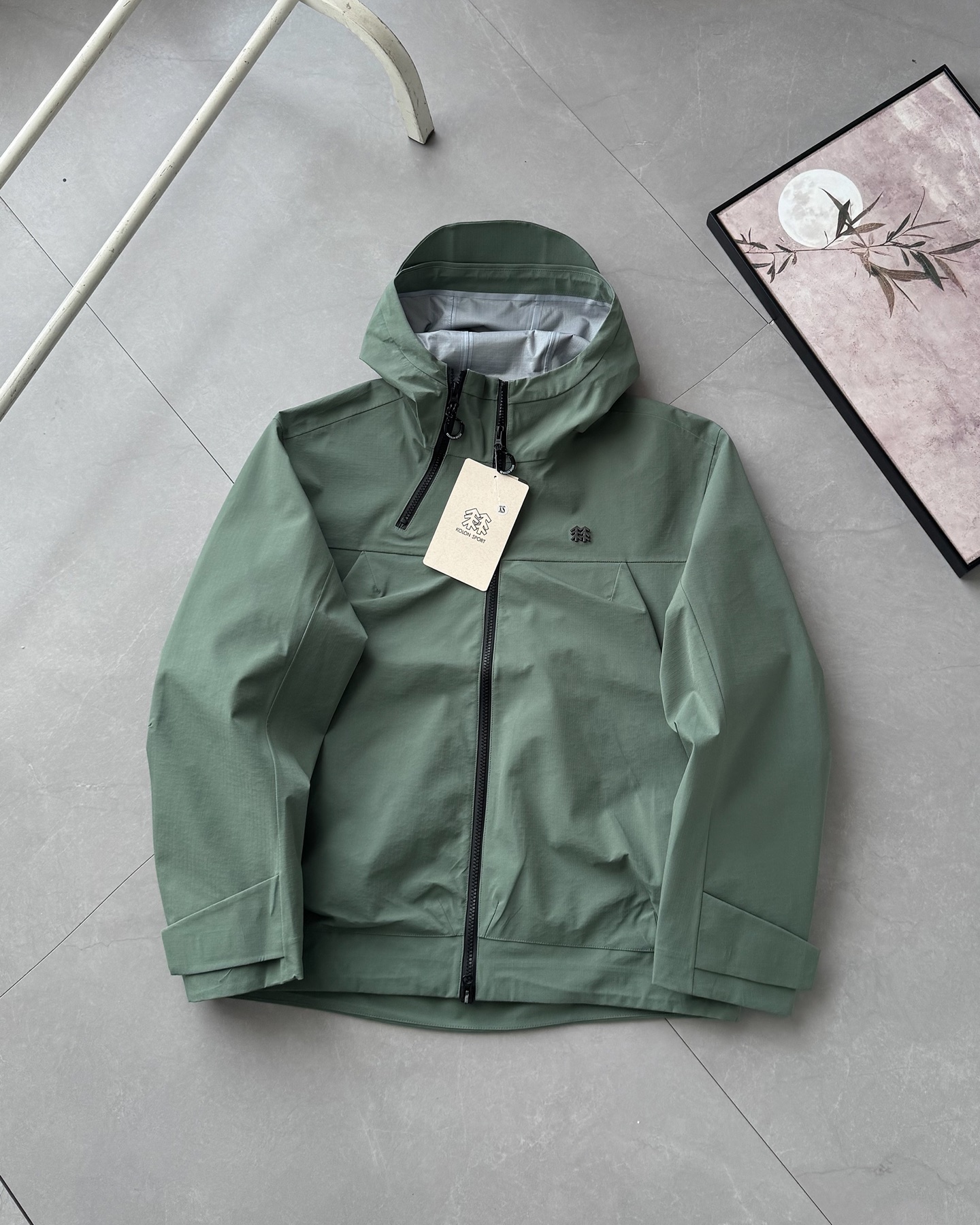 💰280#(尺码比较偏大)胡歌 刘诗诗明星同款 最高版本 区别市场通货
KOLON SPORT可隆 25年新品冲锋衣明星同款 城市户外双修冲锋衣夹克外套
1:1复刻 甄选高密度机能面料,具备优秀的防风、防泼水性能,同时保持良好透气性与穿着舒适感,适配城市通勤及户外活动双重场景。
采用立体版型设计,肩部、袖口等活动部位贴合人体工学,穿着灵活不紧绷。拼接走线平整利落,强化整体耐用性。
高领连帽设计,帽檐加固更具支撑力,阻风效果更强 双向防水拉链,提升使用便利性同时防止雨水渗入袖口魔术贴调节,贴合不同手腕粗细,稳固防风 胸前低调小标刺绣点缀,极简风格更显质感
城市与户外的完美融合,多色可选,风格百搭,轻便易携,是日常通勤、旅行出行、登山徒步的理想之选。每一处细节都在诠释高性能与实穿美学的统一,实物拍摄,细节完美的一款外套,秋冬必入款!
-颜色:极地白 黑色 梅紫色 黄色 咖色 幽绿色
-尺码:XS-2XL
尺码偏大尽量按推荐尺码拍
XS身高160-165体重90-120。 S身高165-175体重125-135。 M身高175-185。体重135 -145。 L身高175-190。体重150-165。 XL身高175-190。体重170−190. 2XL身高175-190。 体重190-230。
尺码 胸围 衣长 肩宽
XS 125。 70。 50。 S 130 71 52
M 135 72 54
L 140 74 56
XL 145 76 58
XXL 150 78 60